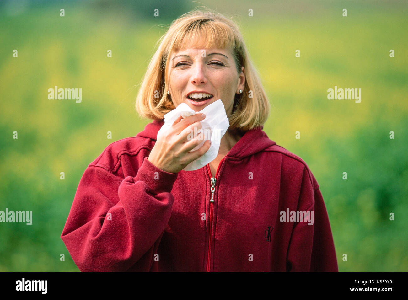 Niesen Frau bei pollinosis, kalt Stockfoto