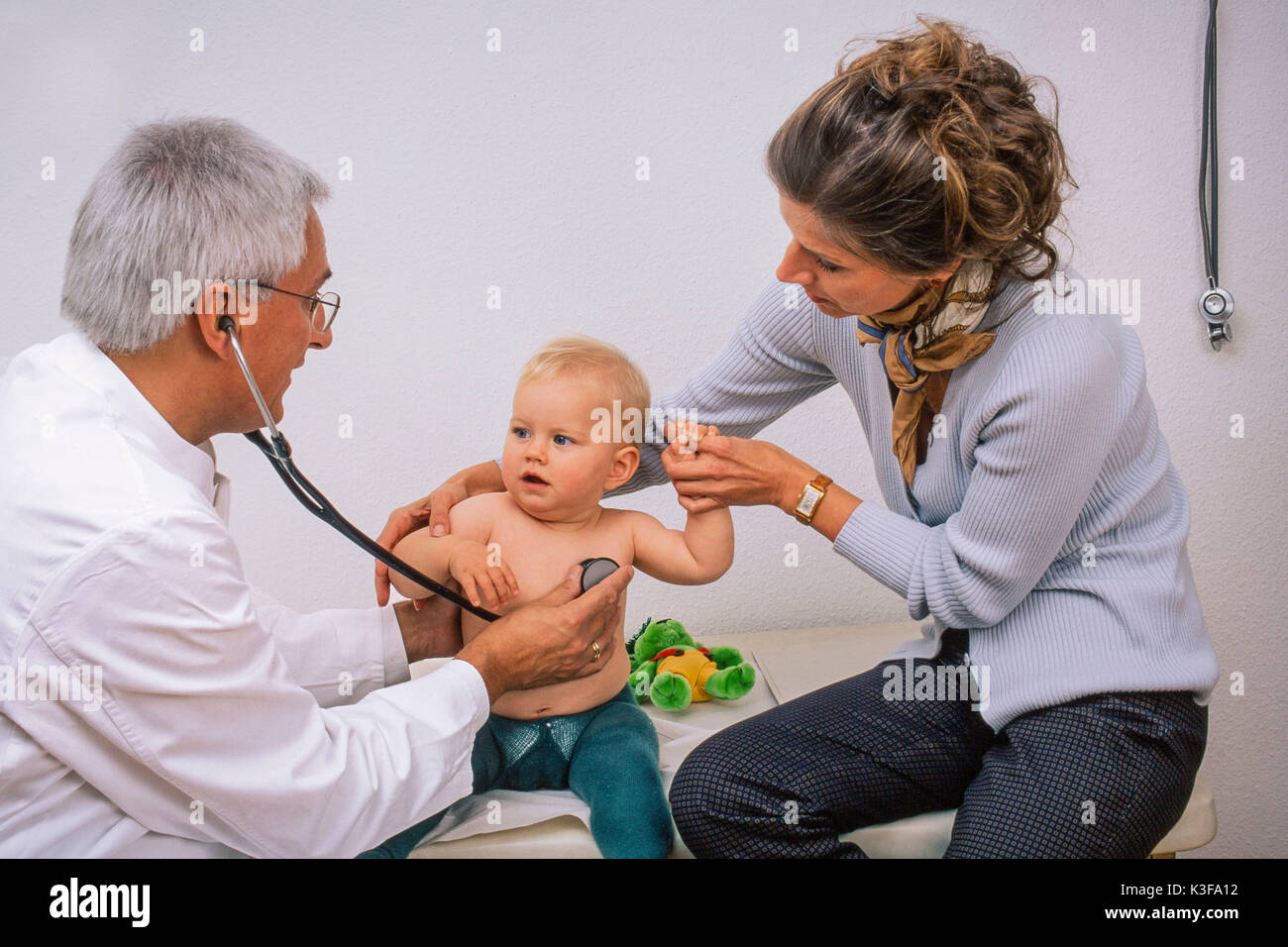 Arzt untersucht, Kleinkinder Stockfoto