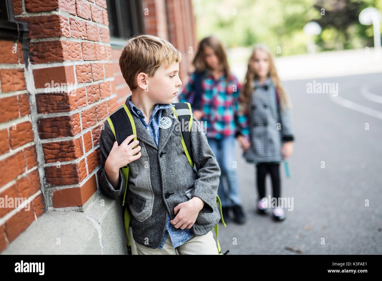 Schüler Freunde necken ein Schüler allein Grundschule Stockfoto