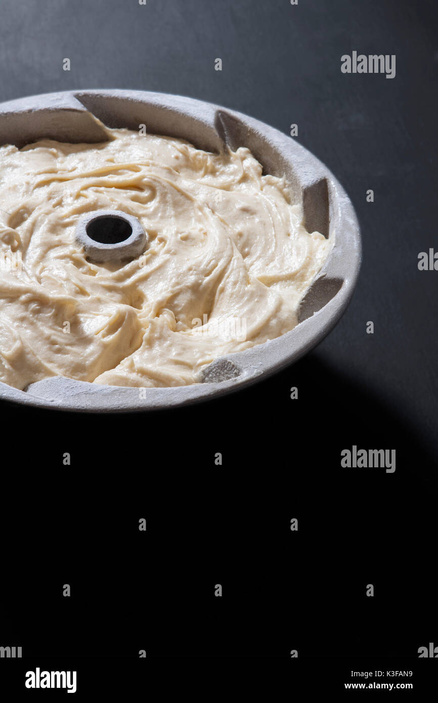 Kuchen Teig in Bundt Wanne Stockfoto