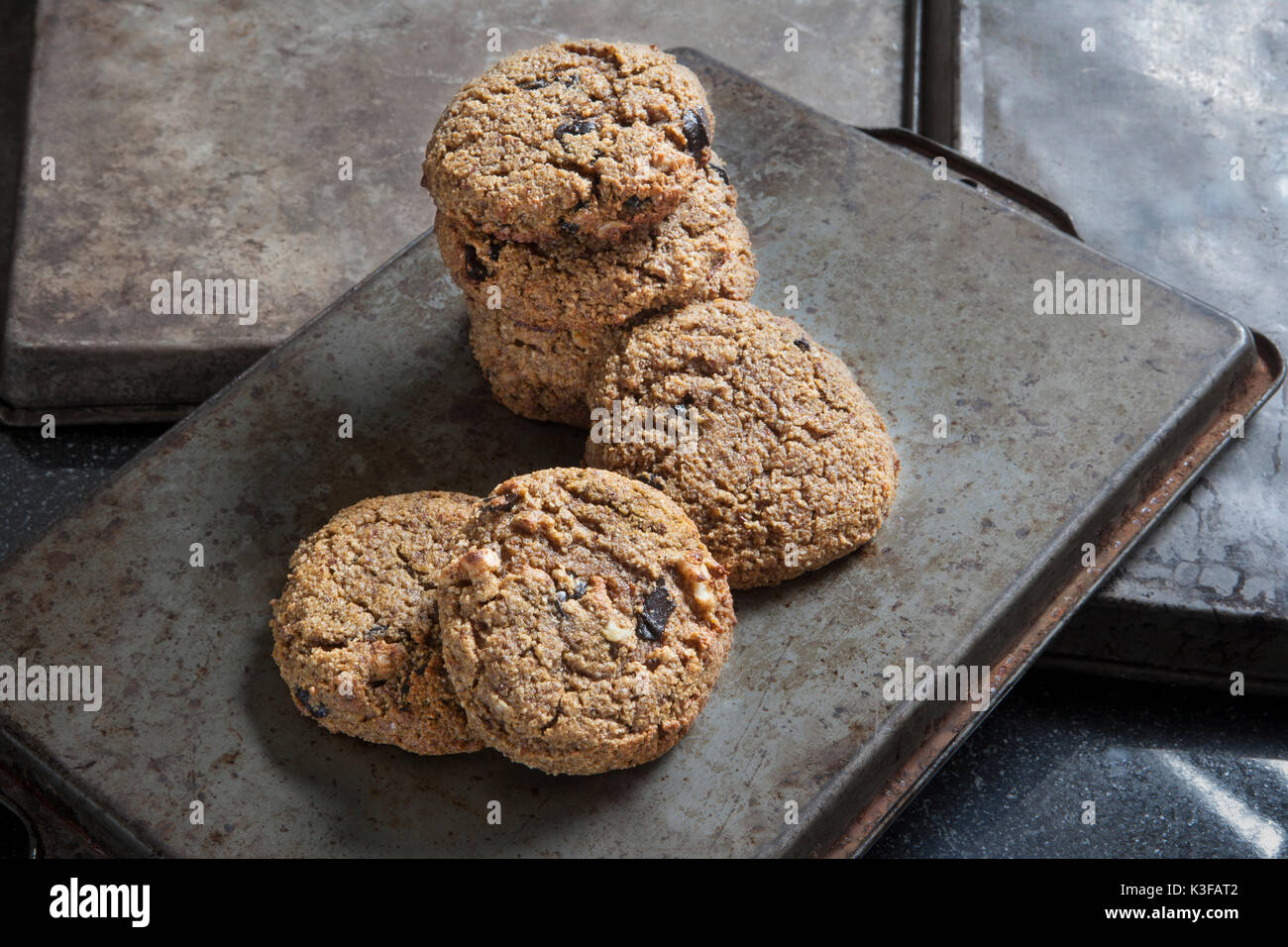 Glutenfreies Pumpkin Spice Cookies mit Walnüssen und dunkle Schokolade Stockfoto