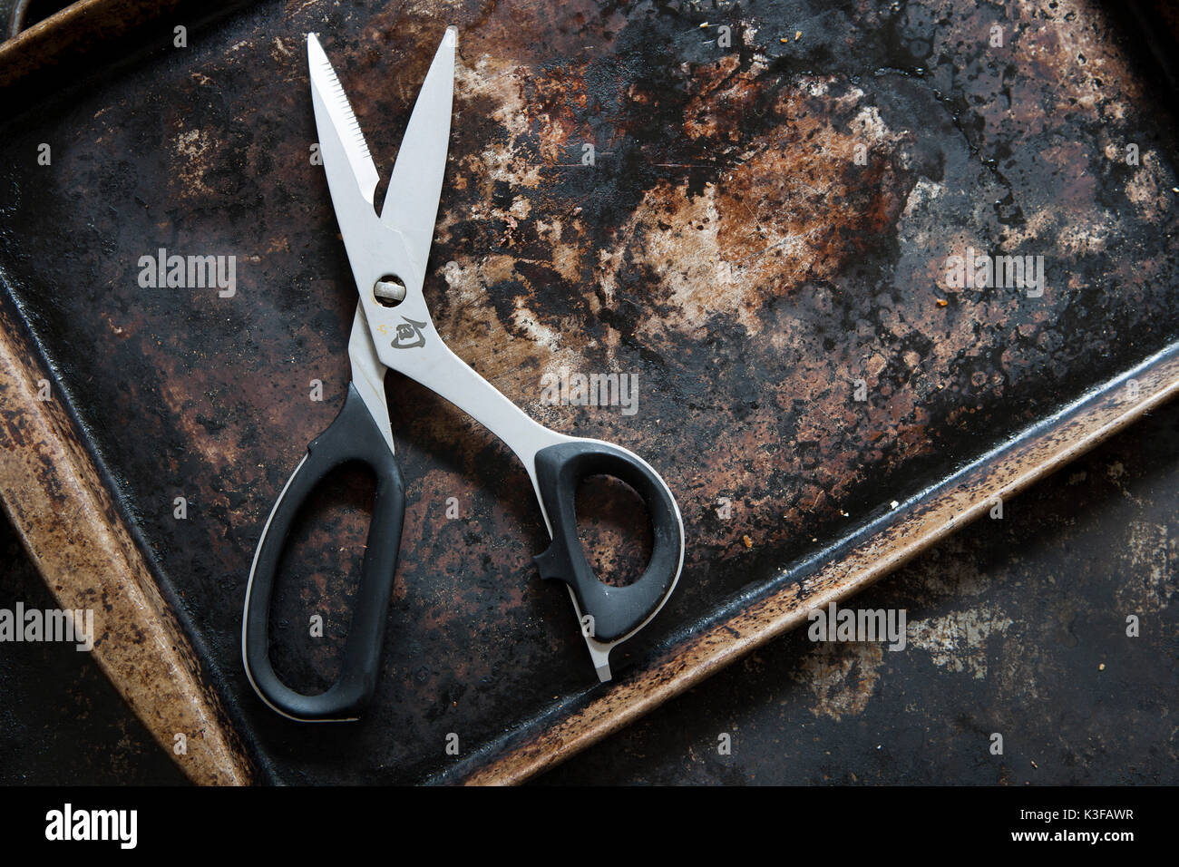 Backblech mit Schere Stockfoto