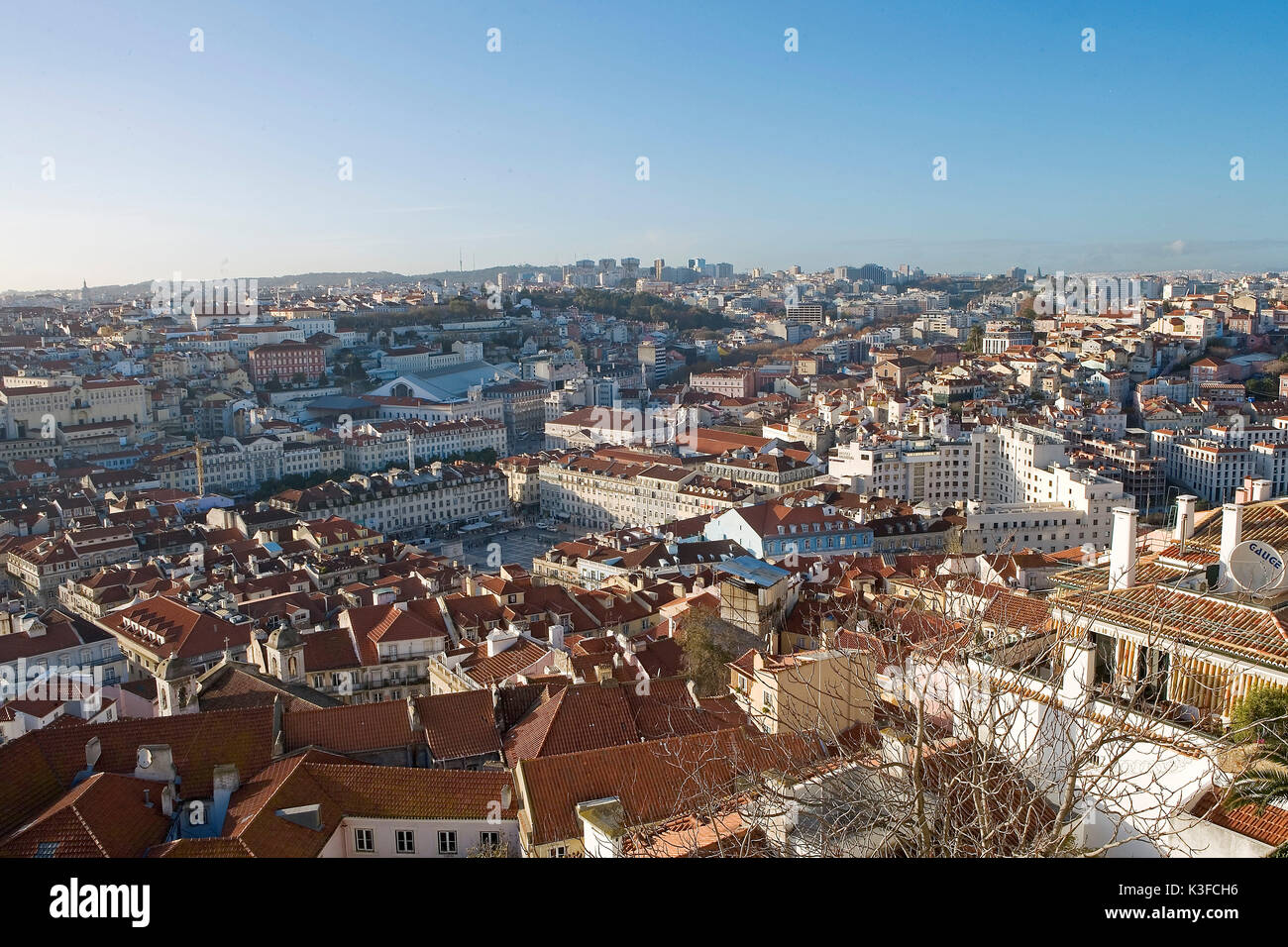 Blick auf die Burg Castelo de São Jorge am Viertel Alfama von Lissabon, Portugal. Stockfoto