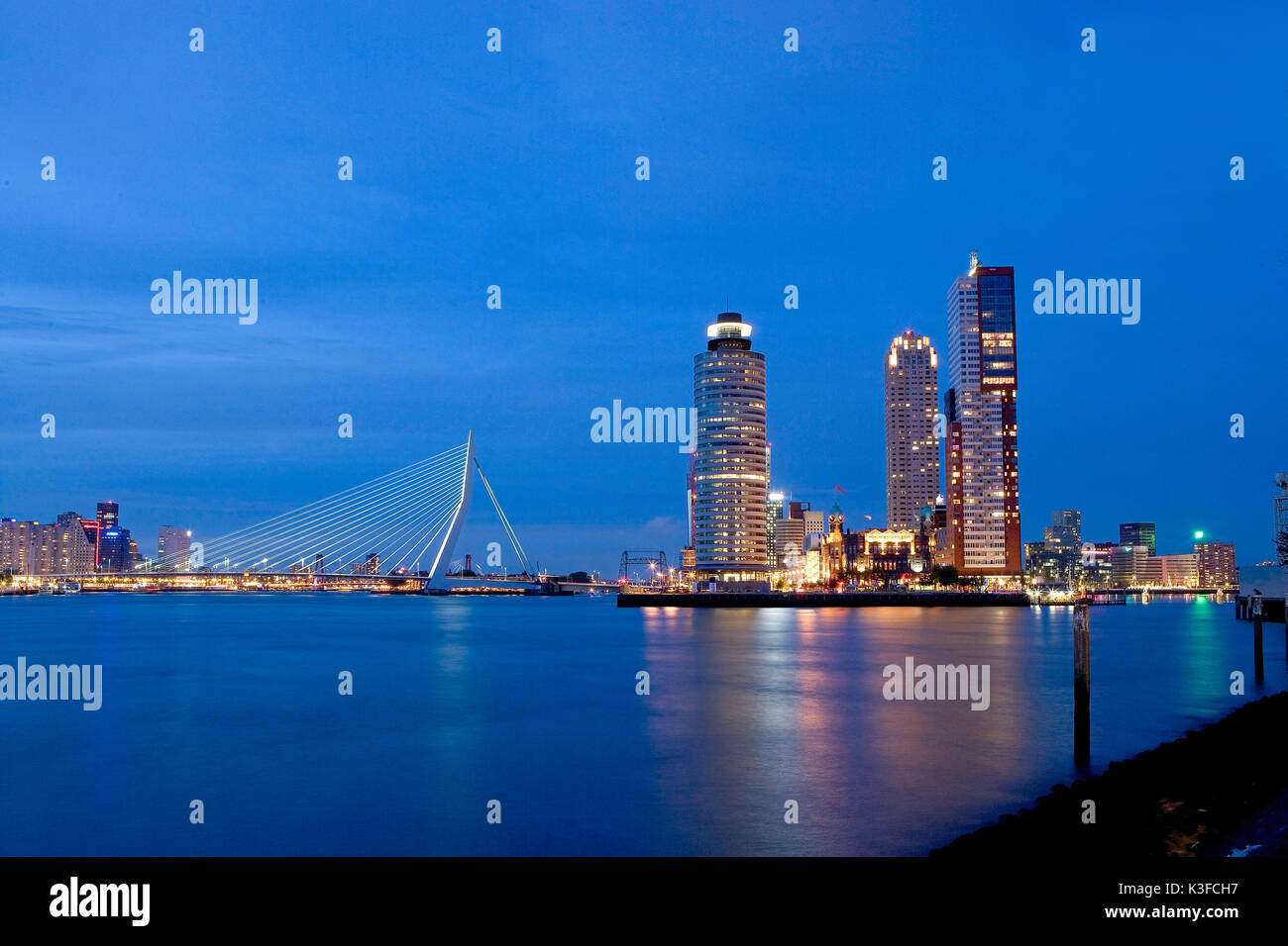 Ausblick bei Nacht Rotterdam. Auf der linken Seite die Erasmusbrücke, rechts die städtebauliche Entwicklung für die Region Kop van Zuid. Stockfoto