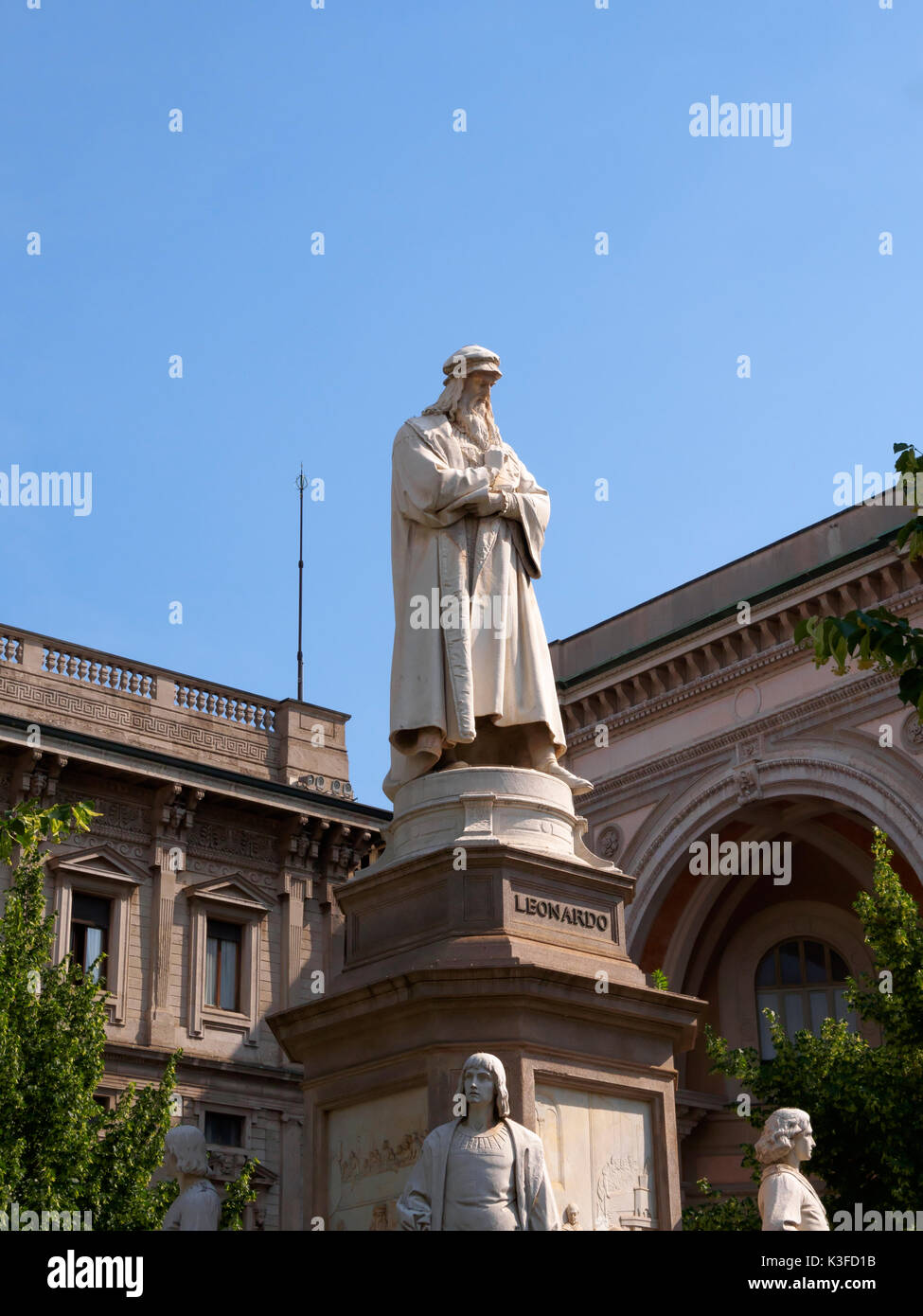 Statue von Leonardo da Vinci, Piazza della Scala, Mailand, Italien Stockfoto