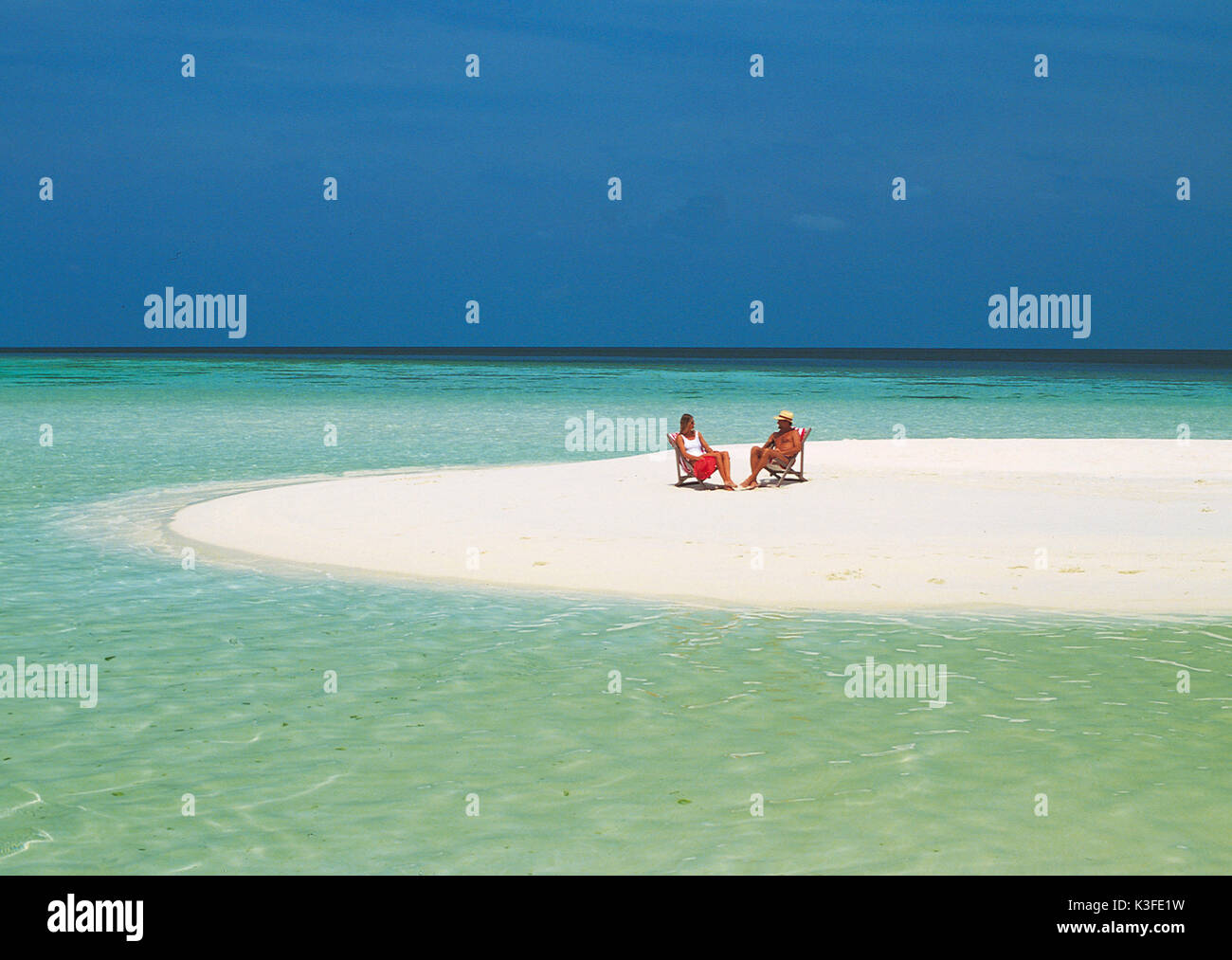 Ein paar auf einer einsamen Sandbank Stockfoto