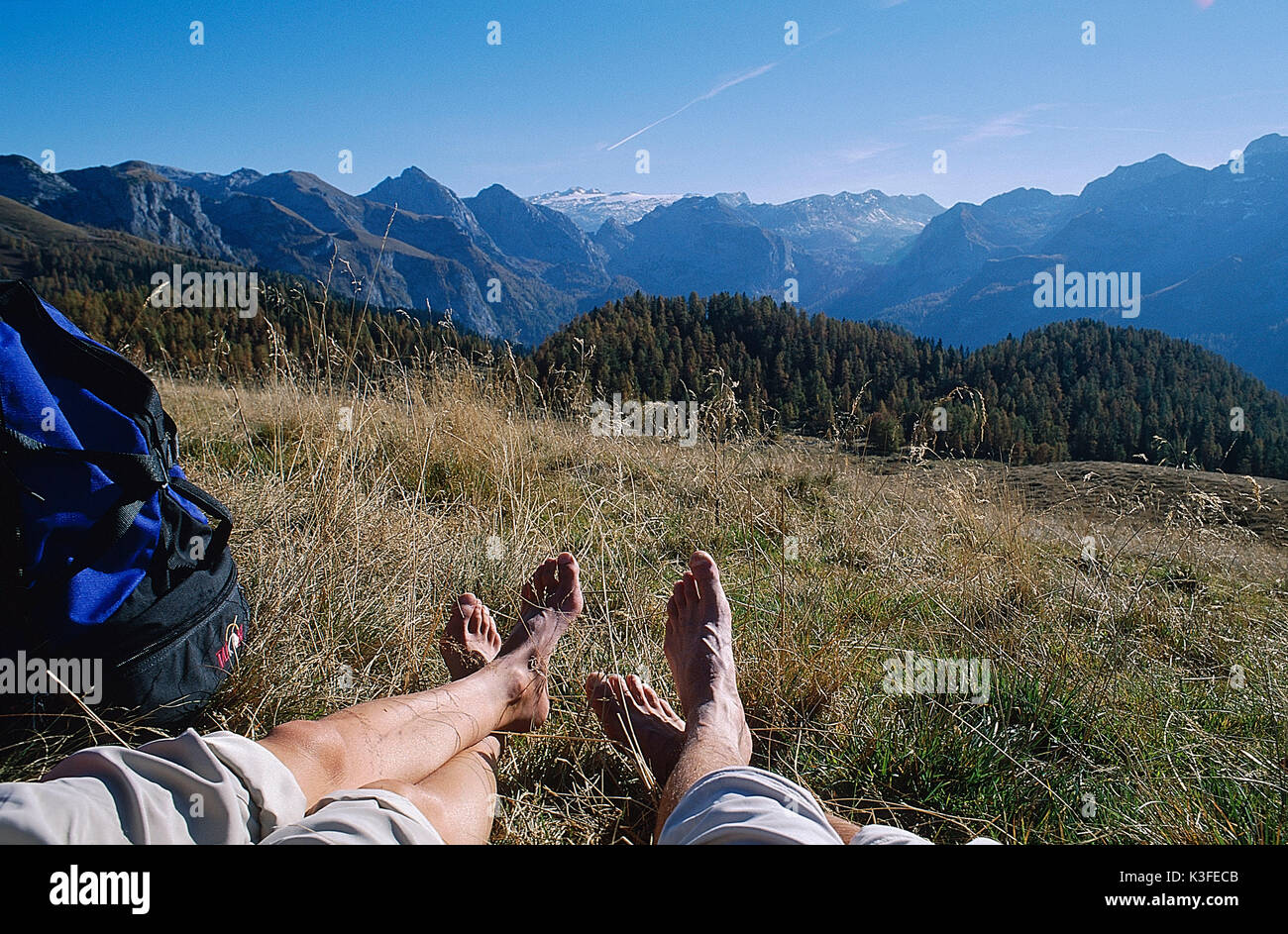 Beine auf einer Wiese vor bergpanorama Stockfoto