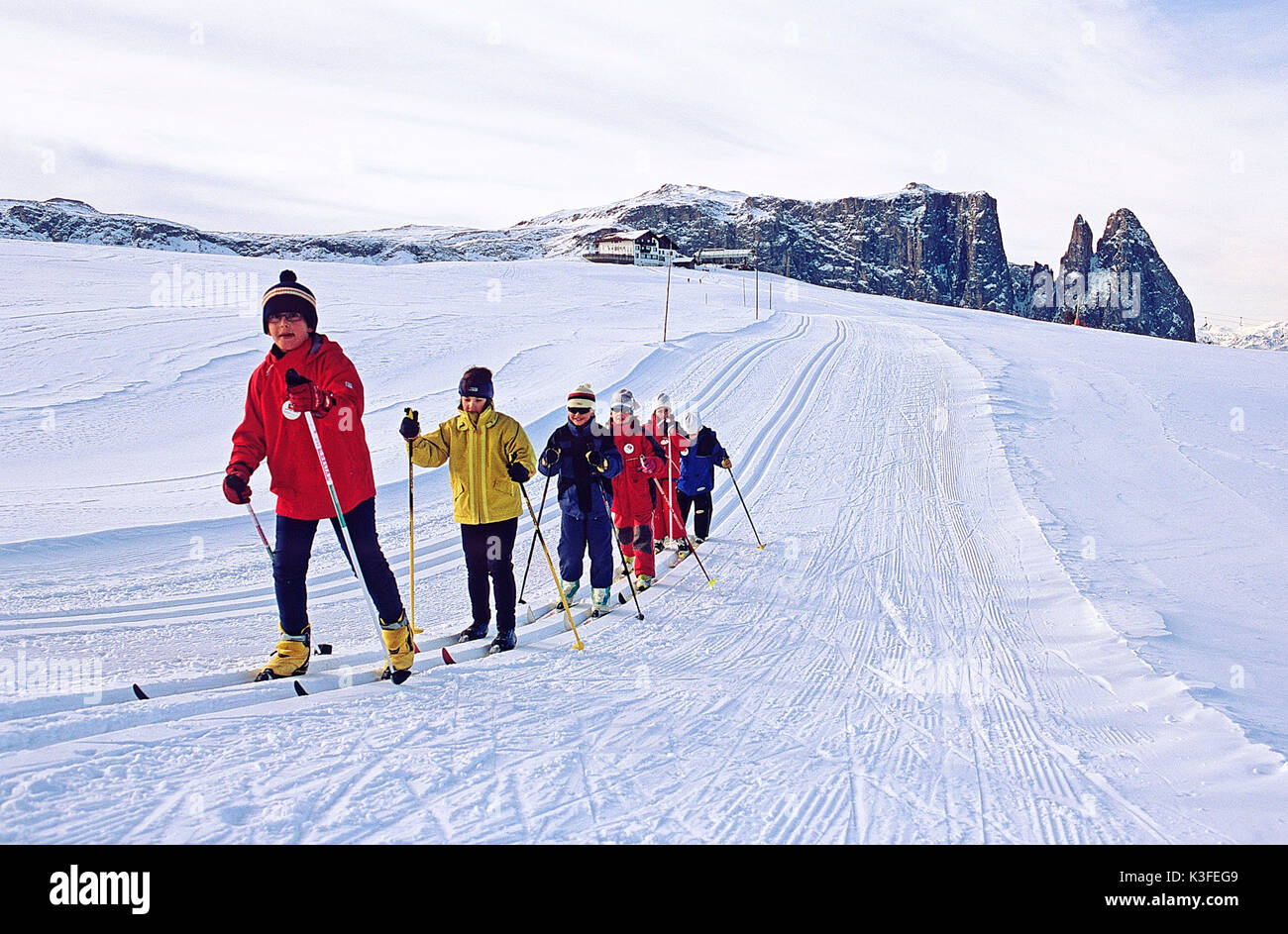 Ski Langläufer (Kinder) auf der Seiseralm, Südtirol Stockfoto