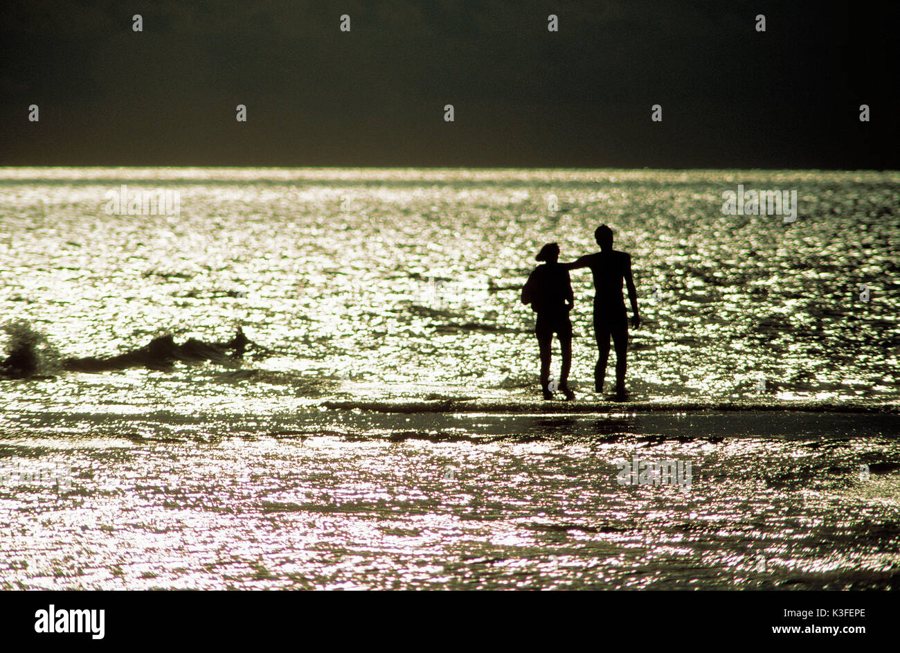 Paar geht für einen Spaziergang am Strand Stockfoto