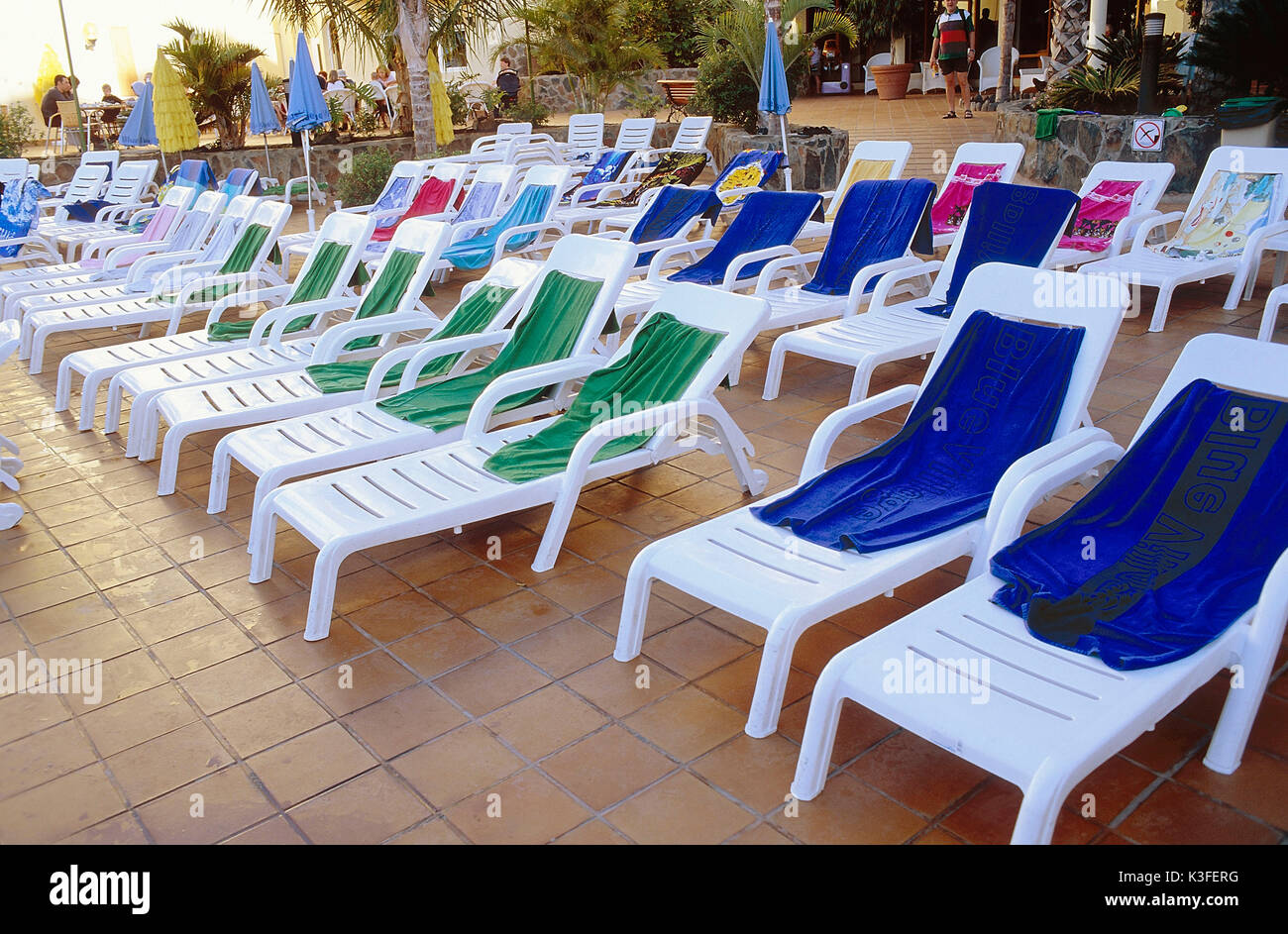 Vorbehalten sun Bänke am Pool Stockfoto