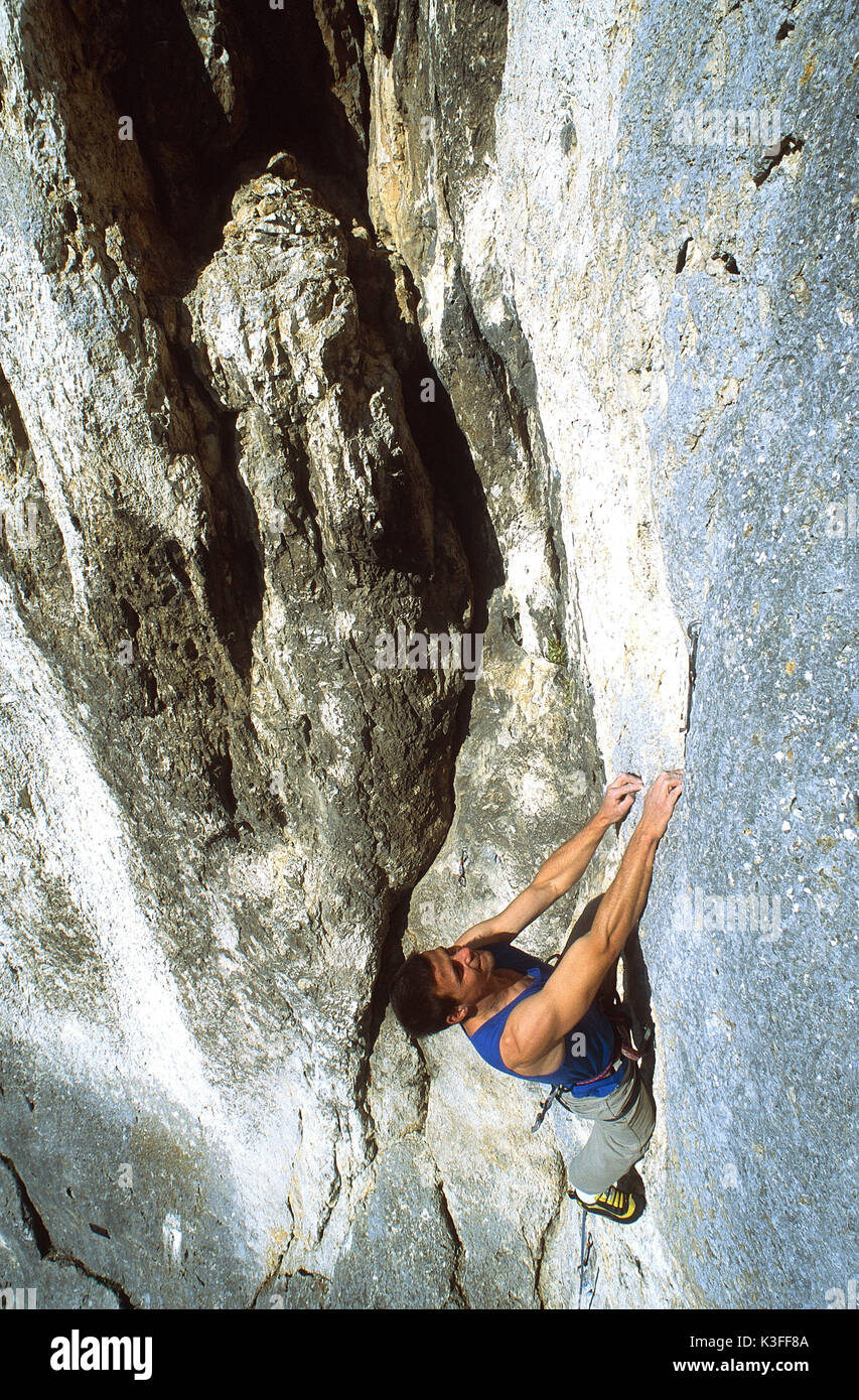 In der Felswand Freeclimber Stockfoto