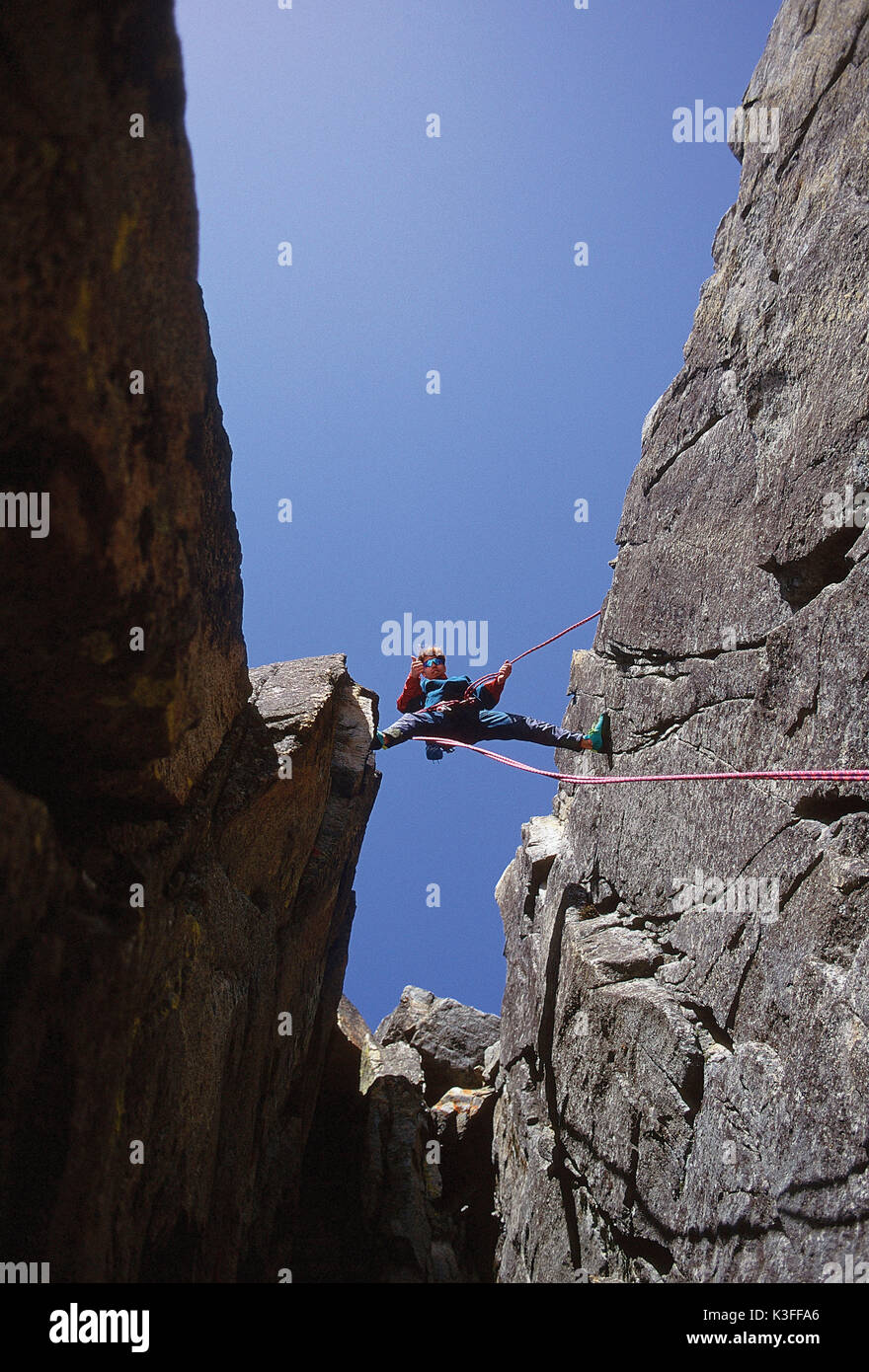 Bergsteiger in einer Felsspalte Stockfoto