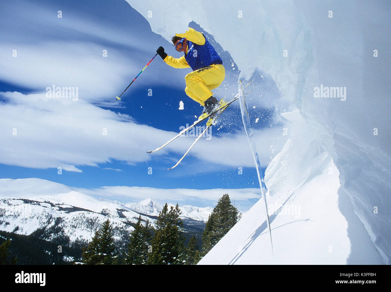 Freestyle Skifahrer springen Stockfoto