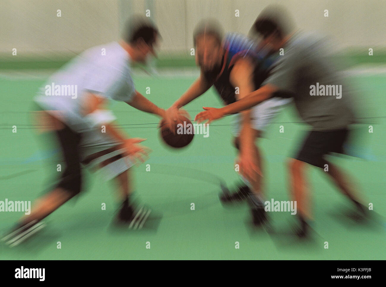 Junge Person schließen Sie das Basketball Spiel Stockfoto
