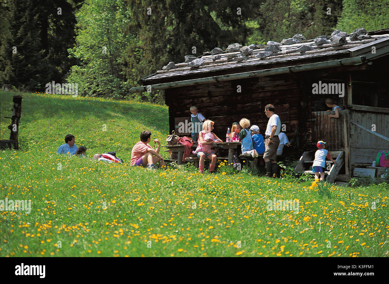 Gruppe der Wanderer bei einer Pause vor der Hütte Stockfoto