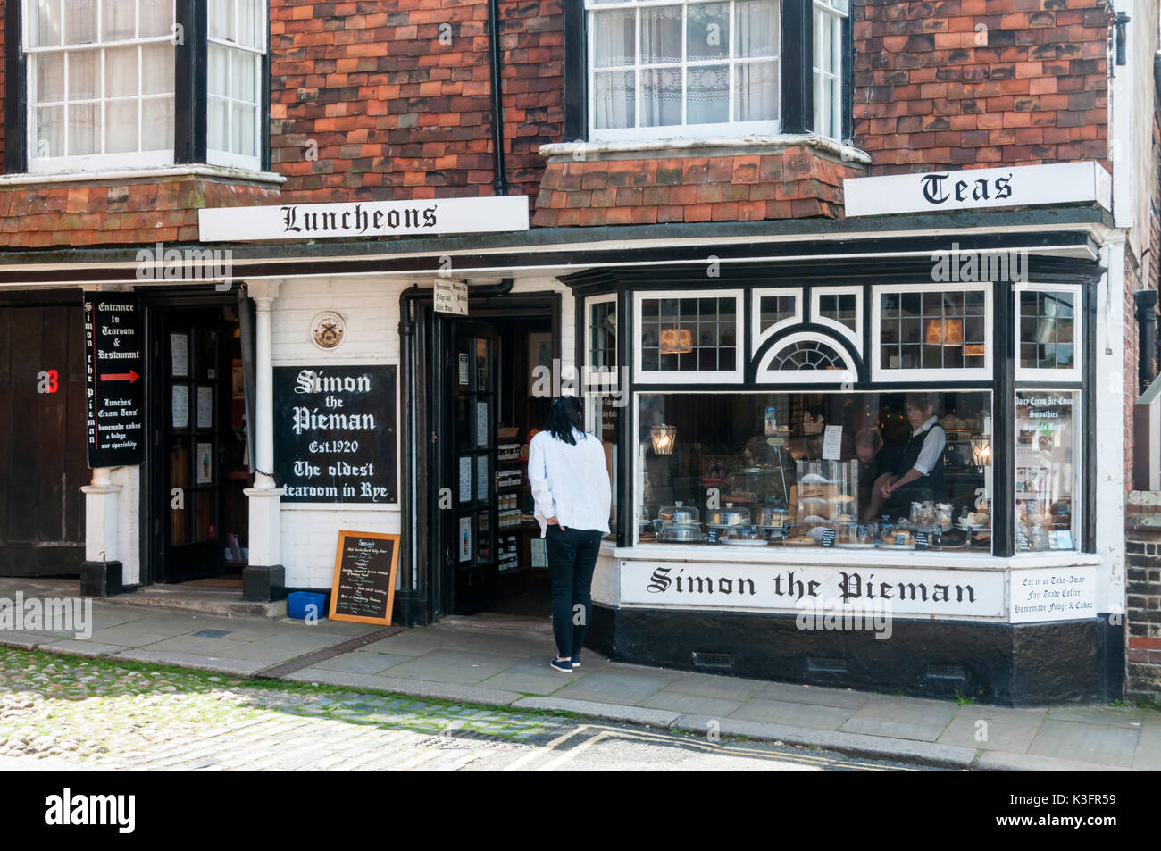 Simon Pieman, behauptet die älteste Teestube in Roggen. In Lion Street, Rye, East Sussex. Stockfoto