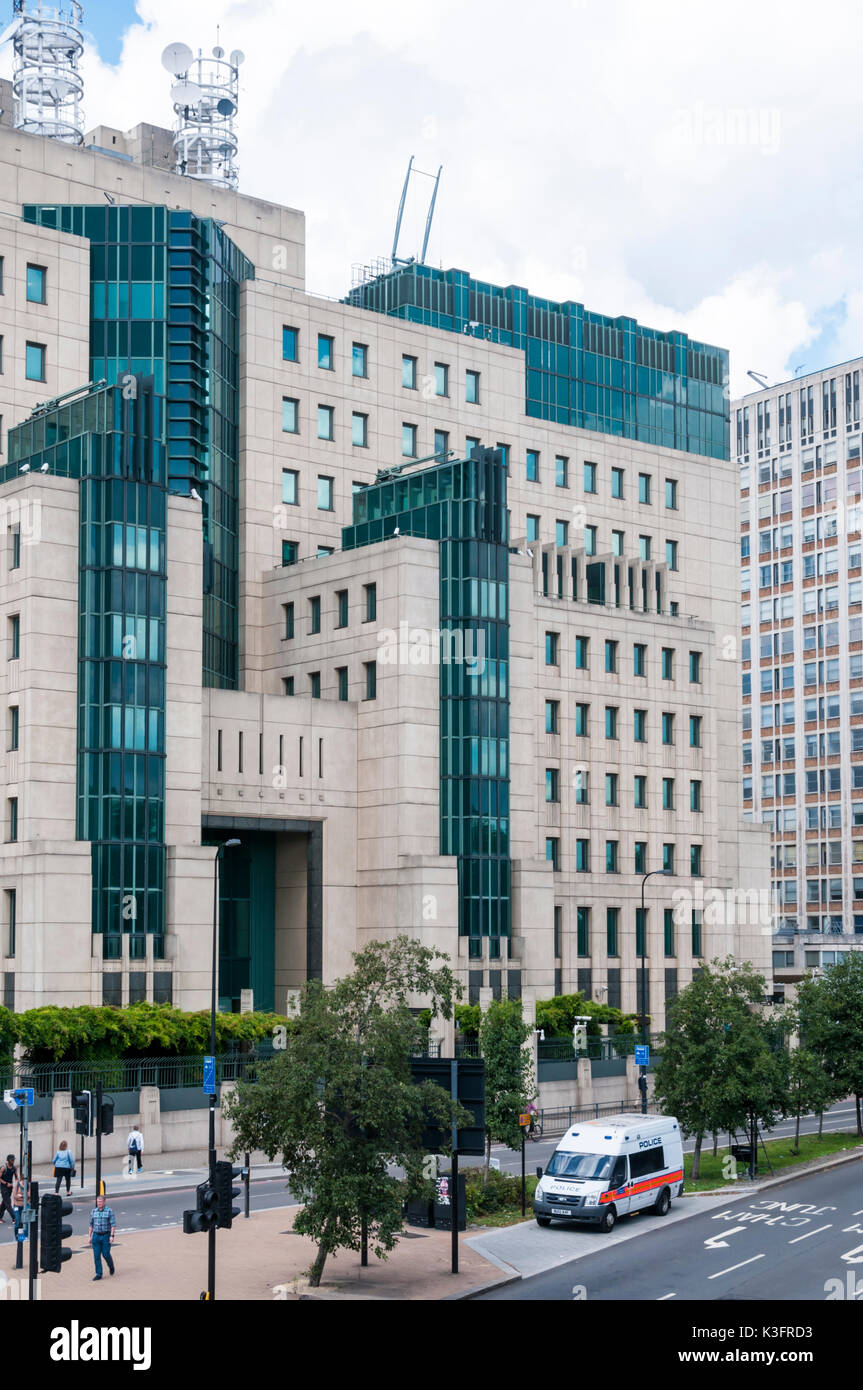 Der MI6-Gebäude, der Heimat des Secret Intelligence Service bei Vauxhall Cross, London. Von Terry Farrell konzipiert. Stockfoto