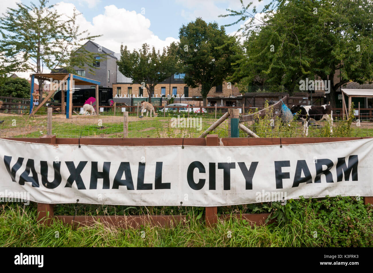 Ein Banner mit dem Farmen name auf bei Vauxhall Stadt Hof im Süden Londons Stockfoto
