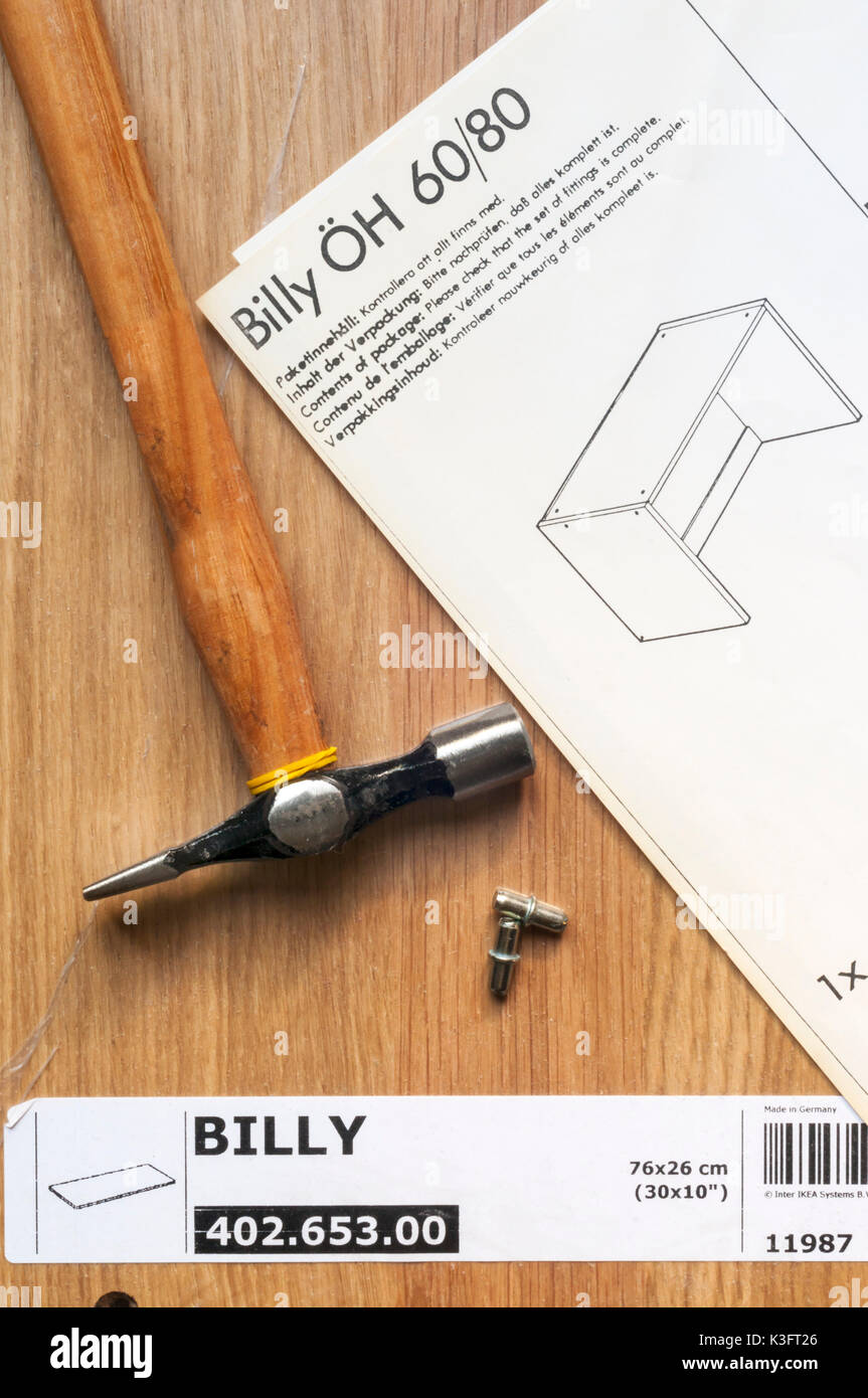 Montage von IKEA Billy Bücherregal Flat Pack Möbel Stockfoto