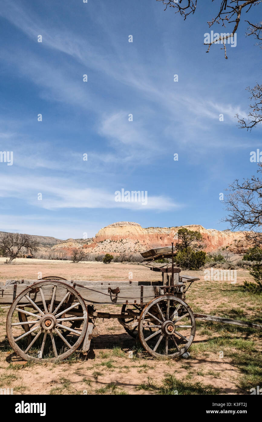 Einen alten Wagen am Eingang von Ghost Ranch Bildung und Retreat Center, New Mexico, USA Stockfoto