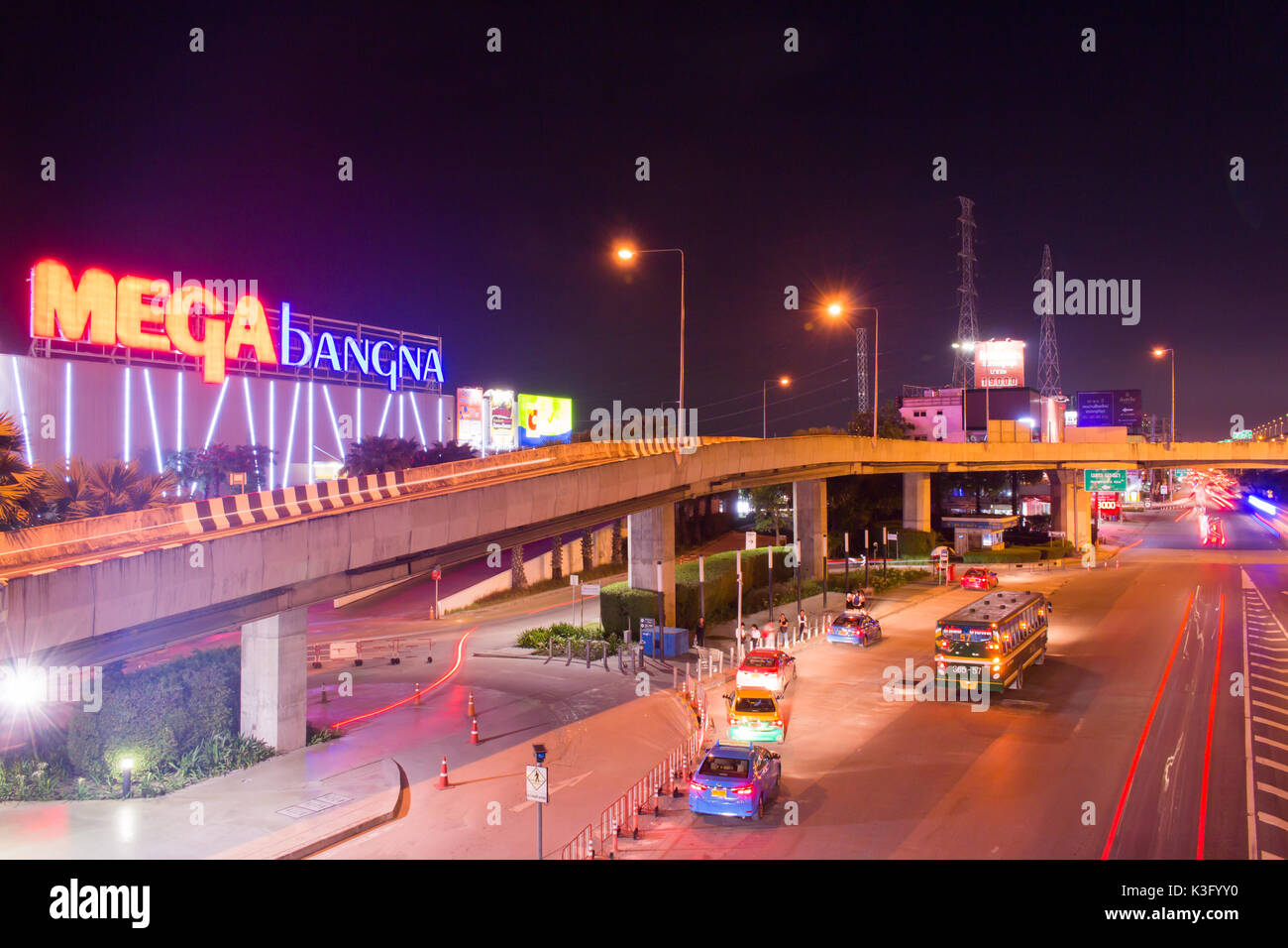 Bangkok, Thailand - Nov 8,2017: Mega Bangna ist ein großes Einkaufszentrum in Bangkok. Es ist das erste horizontale Shopping Center in Asien mit einer Fläche von 400 Stockfoto
