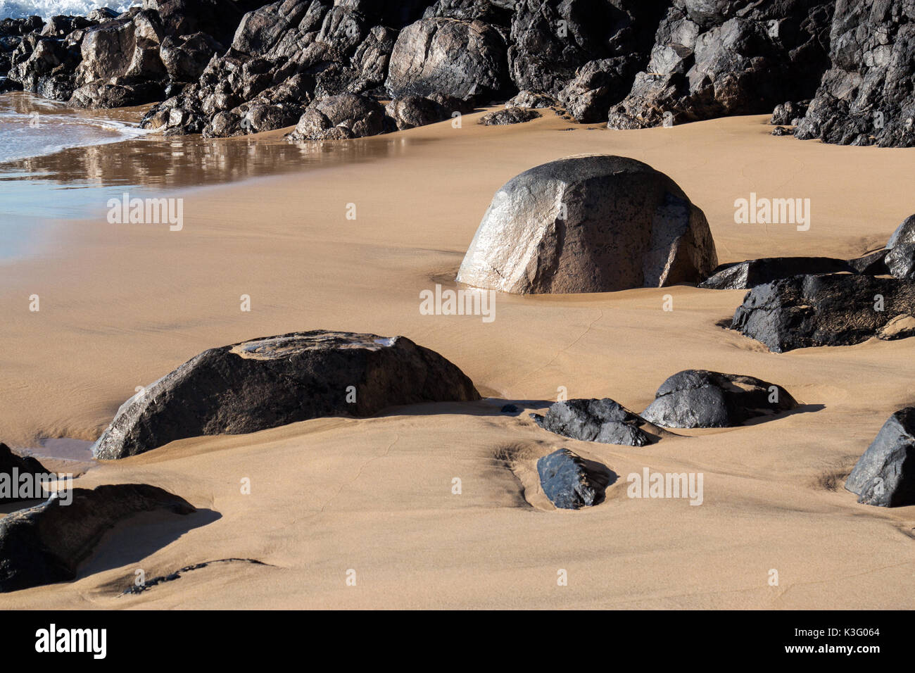 Schönen weichen Sandstrand mit magischen Steinen am Strand Papagayo Lanzarote Stockfoto