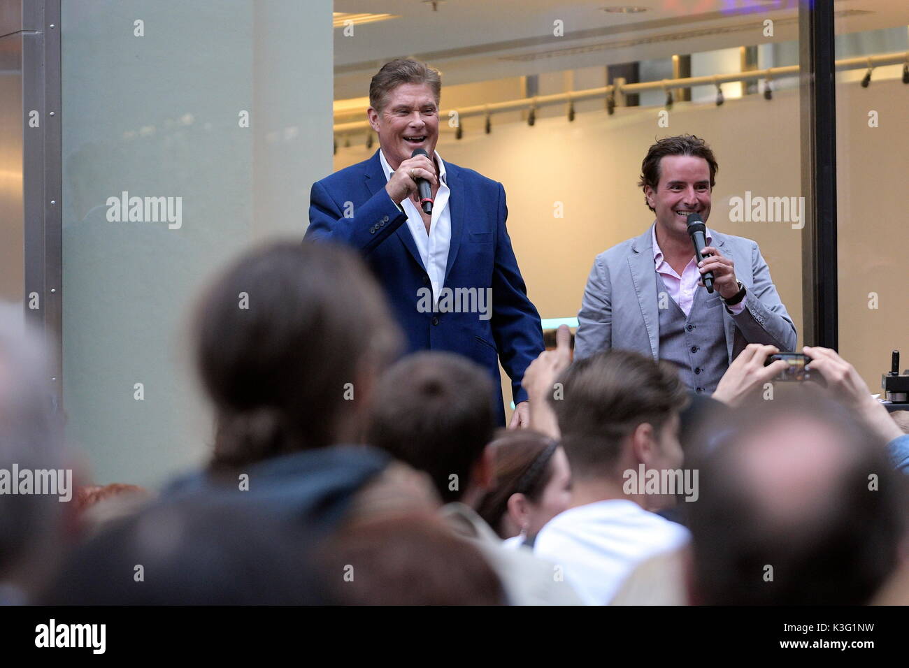 Wien, Österreich. 02. September 2017. Stadt Partei in Wien. Finden David Hasselhoff mit der App aus dem Stadtfest Wien. David Hasselhoff als Gast der ÖVP (Österreichische Volkspartei) Wien. Quelle: Franz Perc/Alamy leben Nachrichten Stockfoto