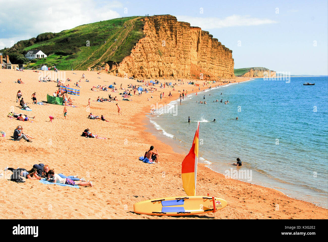 West Bay, Dorset, Großbritannien. 2. September 2017. Menschen genießen Sie die Sehenswürdigkeiten, Klänge und die Sonne in West Bay, der Heimat der TV-Serie "Broadchurch 'Credit: stuart Hartmut Ost/Alamy leben Nachrichten Stockfoto