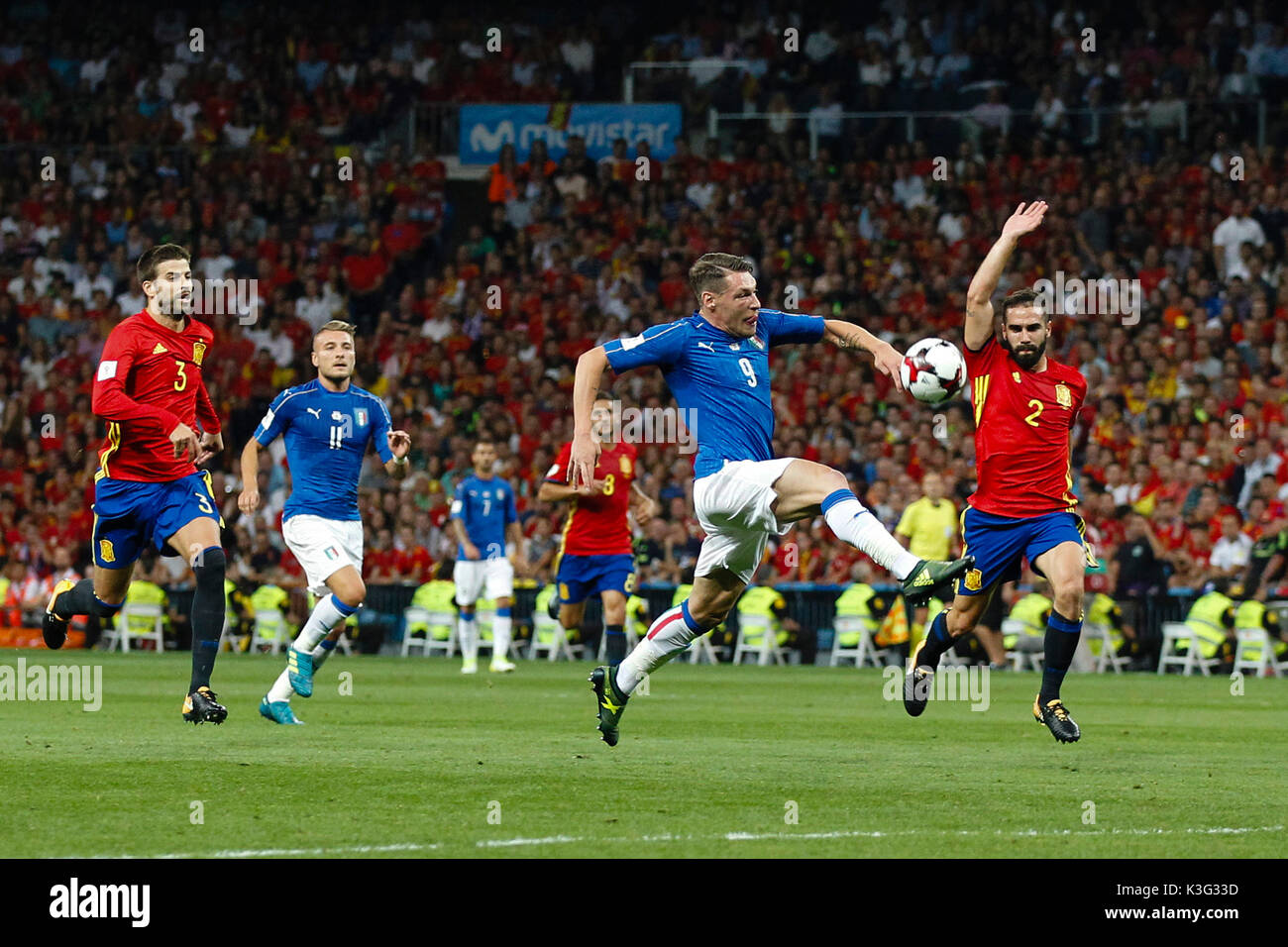 Andrea Belotti (9) Die italienischen Spieler. Dani Carvajal (2) Spanische Spieler. In Aktion im Qualifikationsspiel für die WM 2018, Runde 7, zwischen Spanien vs Italien im Santiago Bernabeu in Madrid, Spanien, 2. September 2017. Stockfoto