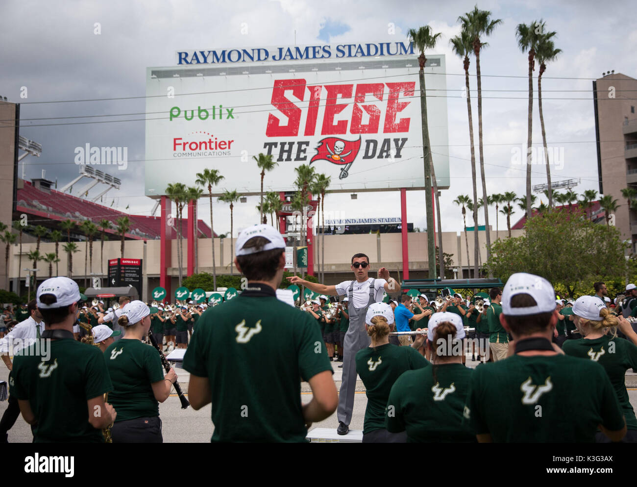 Florida, USA. 2. Sep 2017. LOREN ELLIOTT | Zeiten. Die USF marching band führt außerhalb des Stadions vor dem home Opener für das South Florida Bulls gegen die Stony Brook Seawolves bei Raymond James Stadium in Tampa, Fla., am Samstag, dem 2. September 2017. Credit: Loren Elliott/Tampa Bay Zeiten/ZUMA Draht/Alamy leben Nachrichten Stockfoto