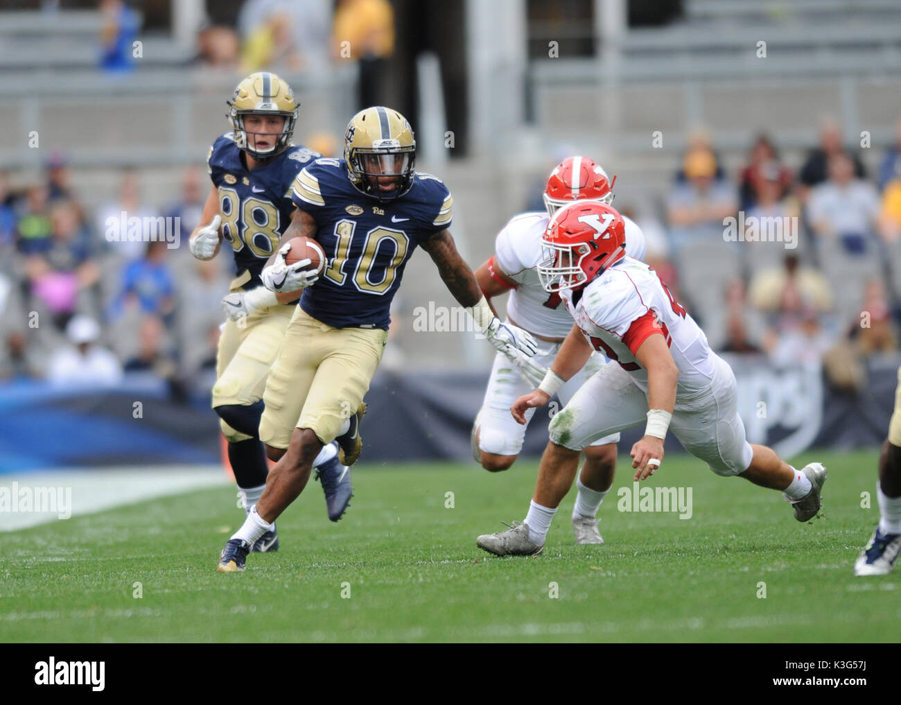 Pittsburgh, PA, USA. 2. Sep 2017. Quadree Henderson #10 Während der Pitt Panthers vs Youngstown St. Pinguine Spiel am Heinz Feld in Pittsburgh, PA. Jason Pohuski/CSM/Alamy leben Nachrichten Stockfoto