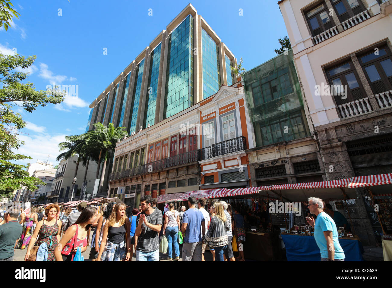 Rio de Janeiro, Brasilien, September 02, 2017: Hunderte von Sammler von Antiquitäten, Handwerker und Künstler zeigen ihre Produkte in den Zelten entlang der Rua Do Lavradio, einer der ältesten Straßen im Zentrum von Rio. Menschen nutzen Sie das kulturelle Programm für Shopping und auch die Gastronomie in den Restaurants der Region Lapa, in dem die Messe passiert, zu genießen. Alte und moderne Gebäude harmonisch in die Menge. Credit: Luiz Souza/Alamy leben Nachrichten Stockfoto