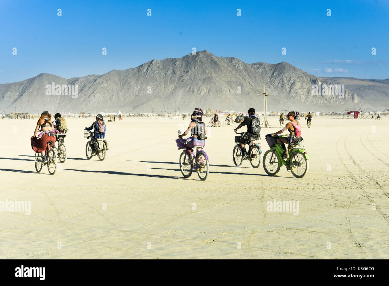 Black Rock City, Nevada, USA. 28 Aug, 2017. Burning Man ist eine jährliche Zusammenkunft, die in Black Rock City, eine temporäre Stadt in der Black Rock Wüste in Nevada errichtet. Die Kunst Thema im Jahr 2017 war radikal Ritual. Aug 27, 2017 Ã Sep 4, 2017, in der Nähe der 70.000 Menschen kamen zu dieser Veranstaltung. Credit: Ardavan Roozbeh/ZUMA Draht/Alamy leben Nachrichten Stockfoto