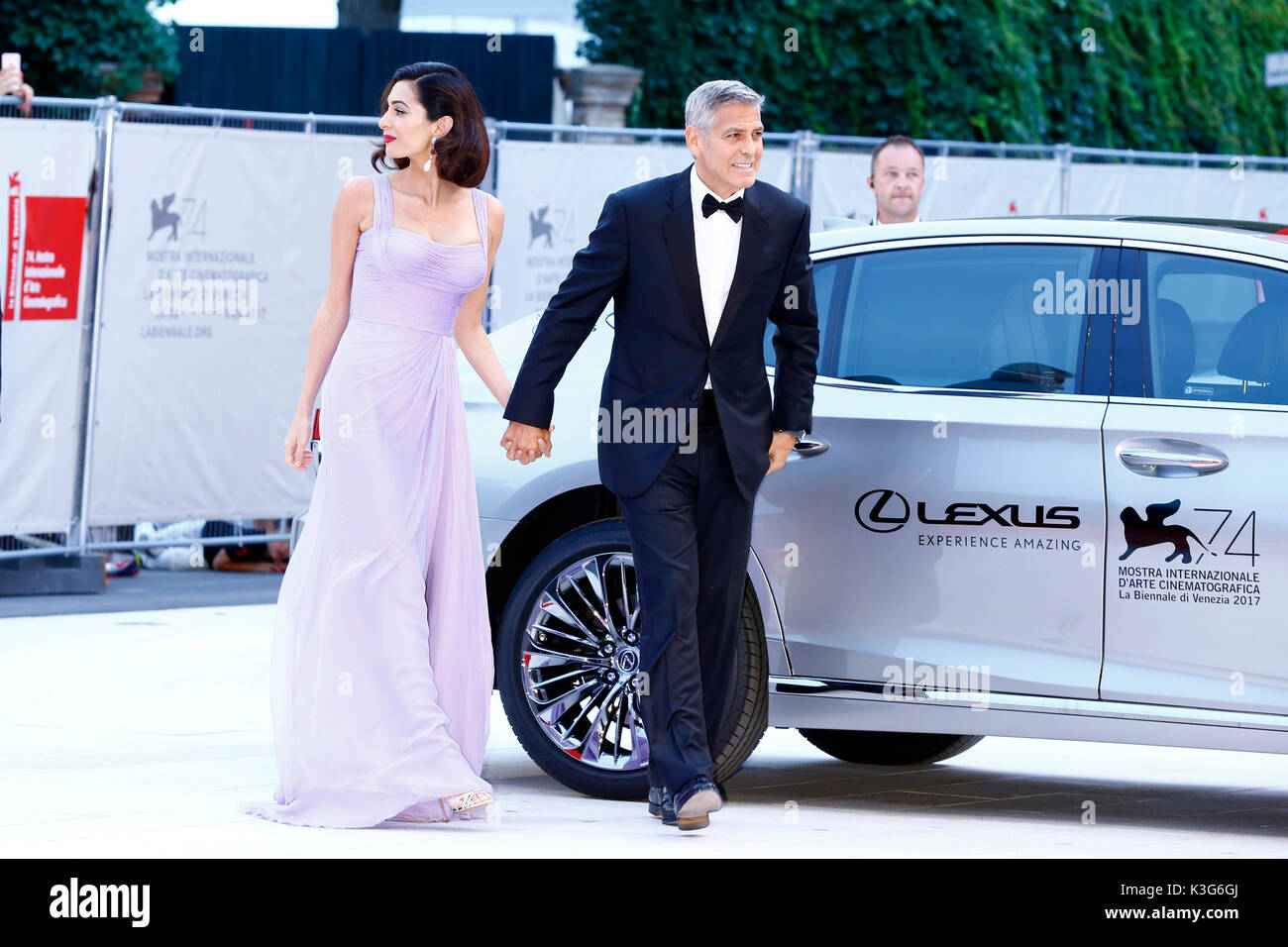 Venedig, Italien. 02 Sep, 2017. George Clooney und seine Frau Amal kommen an der uburbicon 'Premiere während der 74Th Venedig Film Festival am 2. September 2017 in Venedig, Italien. Quelle: John Rasimus/Medien Punch *** Frankreich, Schweden, Norwegen, Denark, Finnland, USA, Tschechische Republik, Südamerika Nur***/Alamy leben Nachrichten Stockfoto