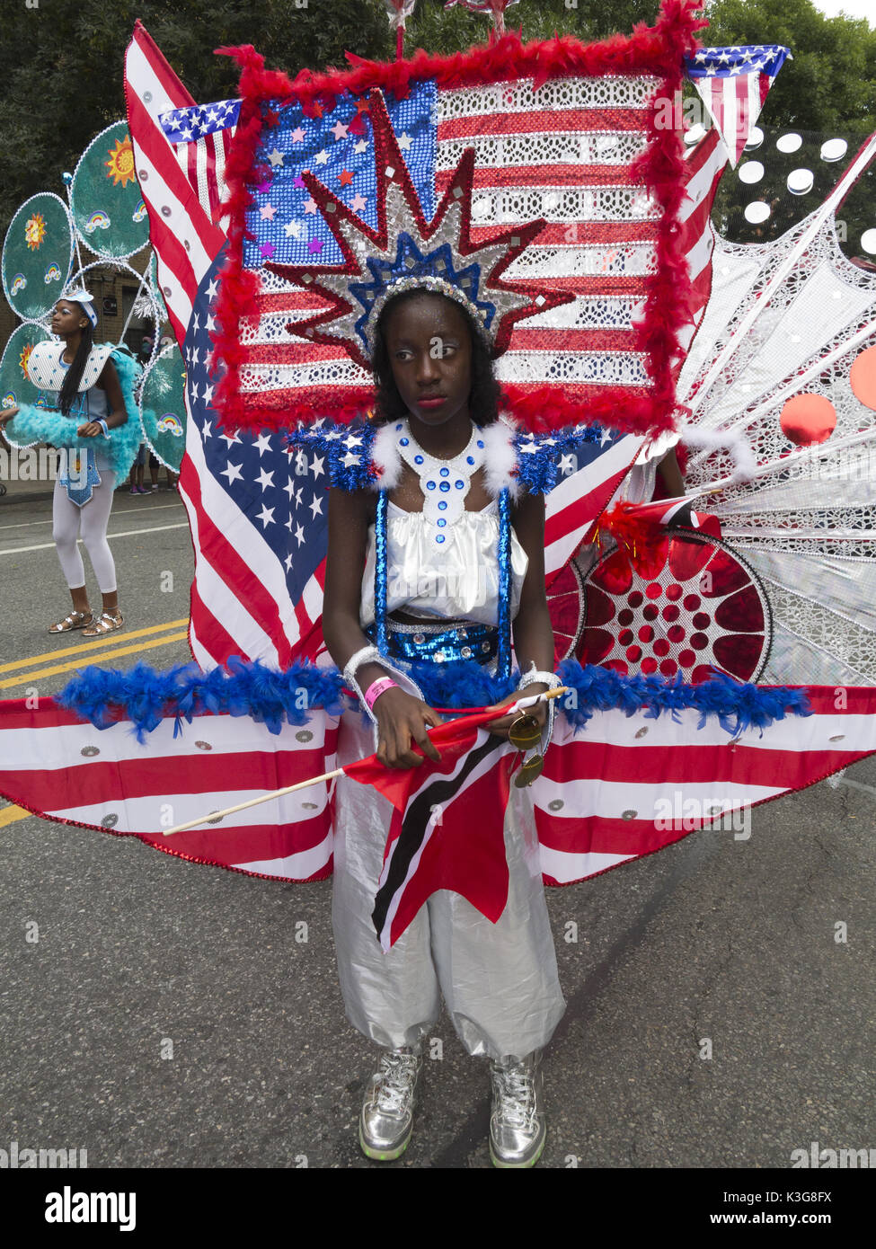 Brooklyn, USA. 2. September 2017. Trinidadian Mädchen in der amerikanischen  Flagge kostüm Märschen in der 50. jährlichen karibischen Karneval in  Brooklyn, USA. Credit: Ethel Wolvovitz/Alamy leben Nachrichten  Stockfotografie - Alamy