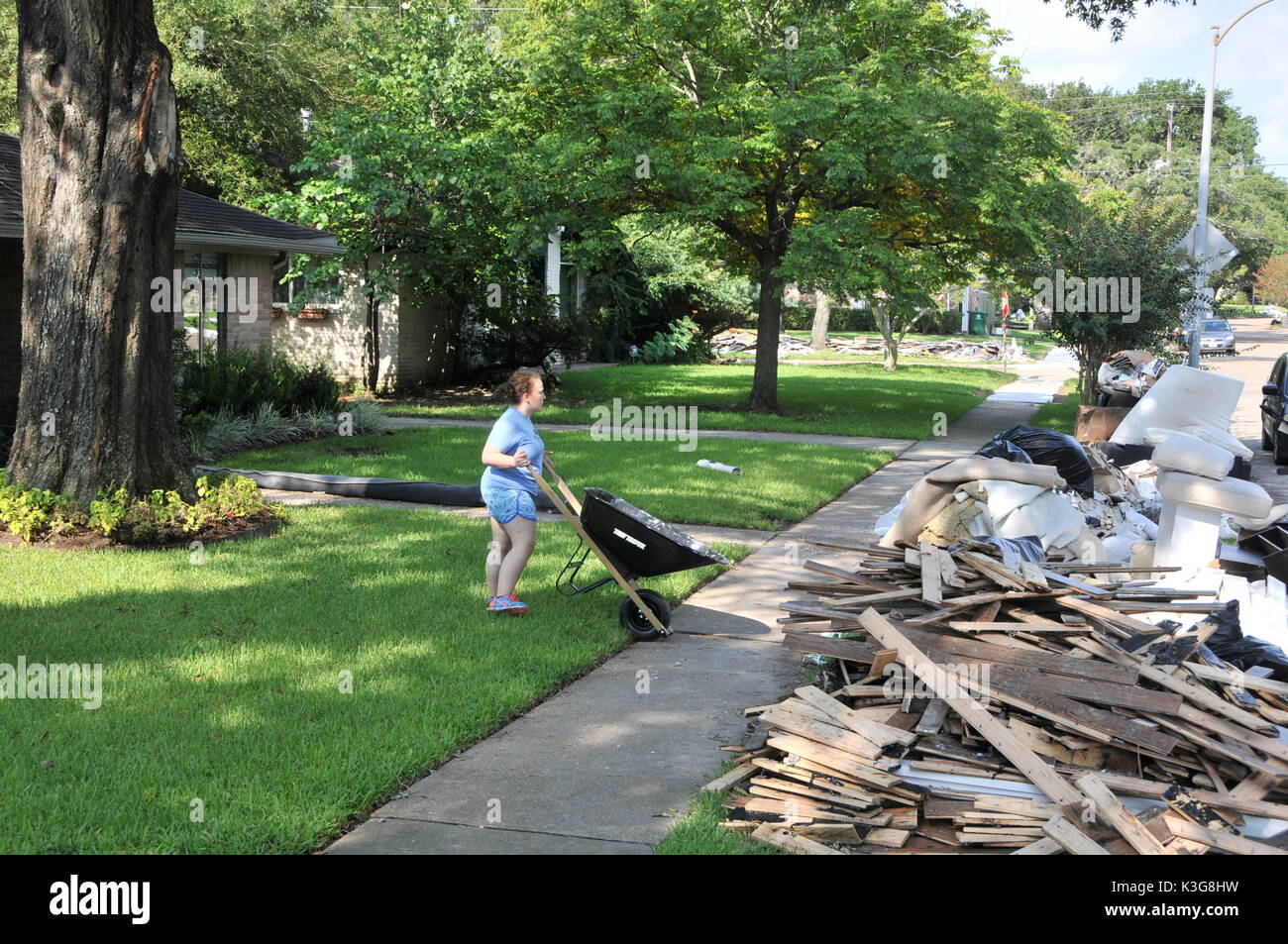 Houston, USA. 2. Sep 2017. Ein Bewohner wirft Sie Elemente nach überschwemmung Wasser, die durch den Tropensturm Harvey in Houston, USA, am 2. September 2017. Credit: Liu Liwei/Xinhua/Alamy leben Nachrichten Stockfoto