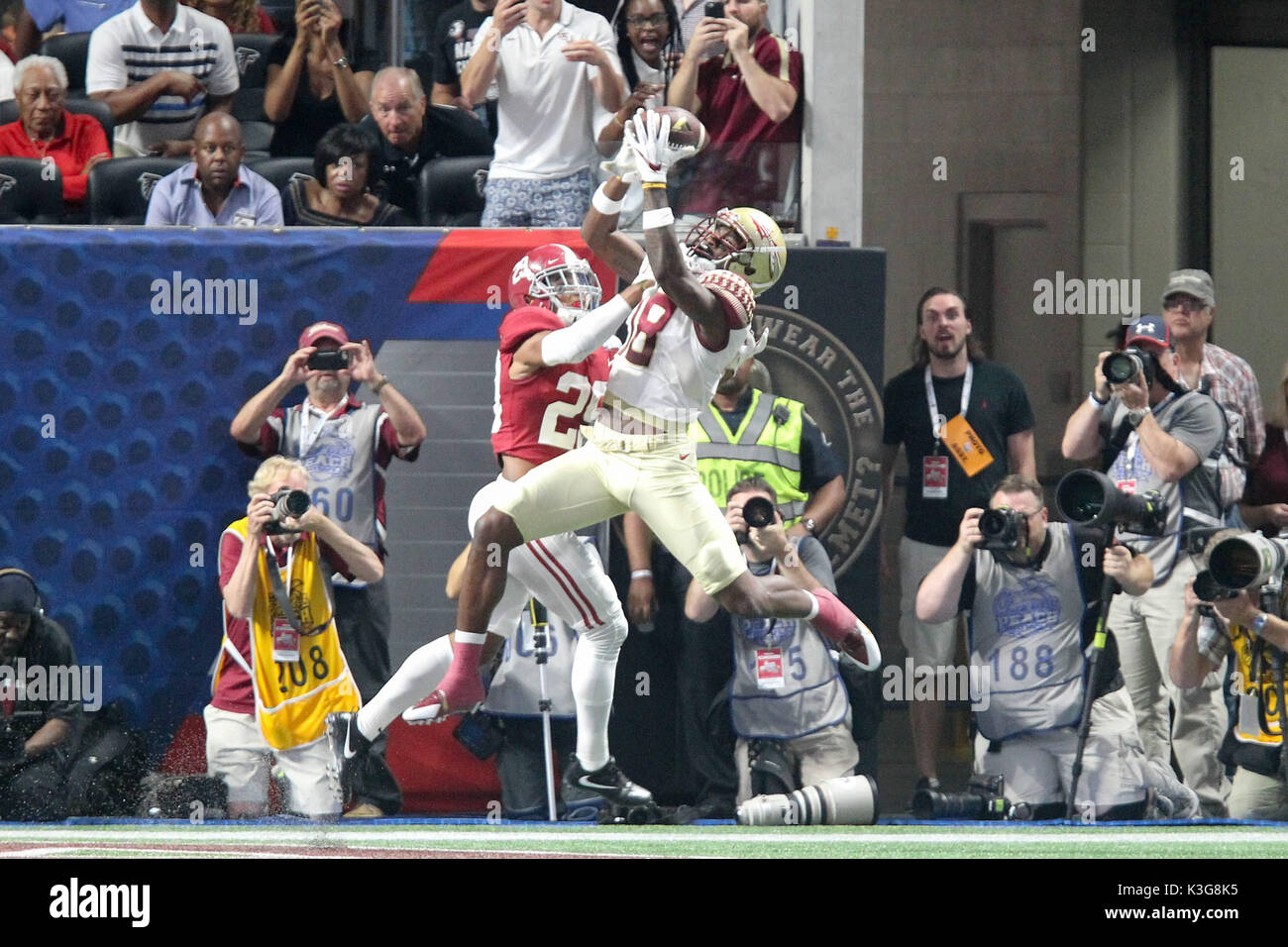 Atlanta, Georgia. 2. Sep 2017. Der FSU Auden Tate (18) fängt einen Touchdown Pass als Alabama Minkah Fitzpatrick (29) hat die Berichterstattung während der Fil - ein Kick-off Spiel mit dem Alabama Crimson Tide und der FSU Seminoles, bei Mercedes Benz Stadion in Atlanta, Georgia gespielt. Cecil Copeland/CSM/Alamy leben Nachrichten Stockfoto