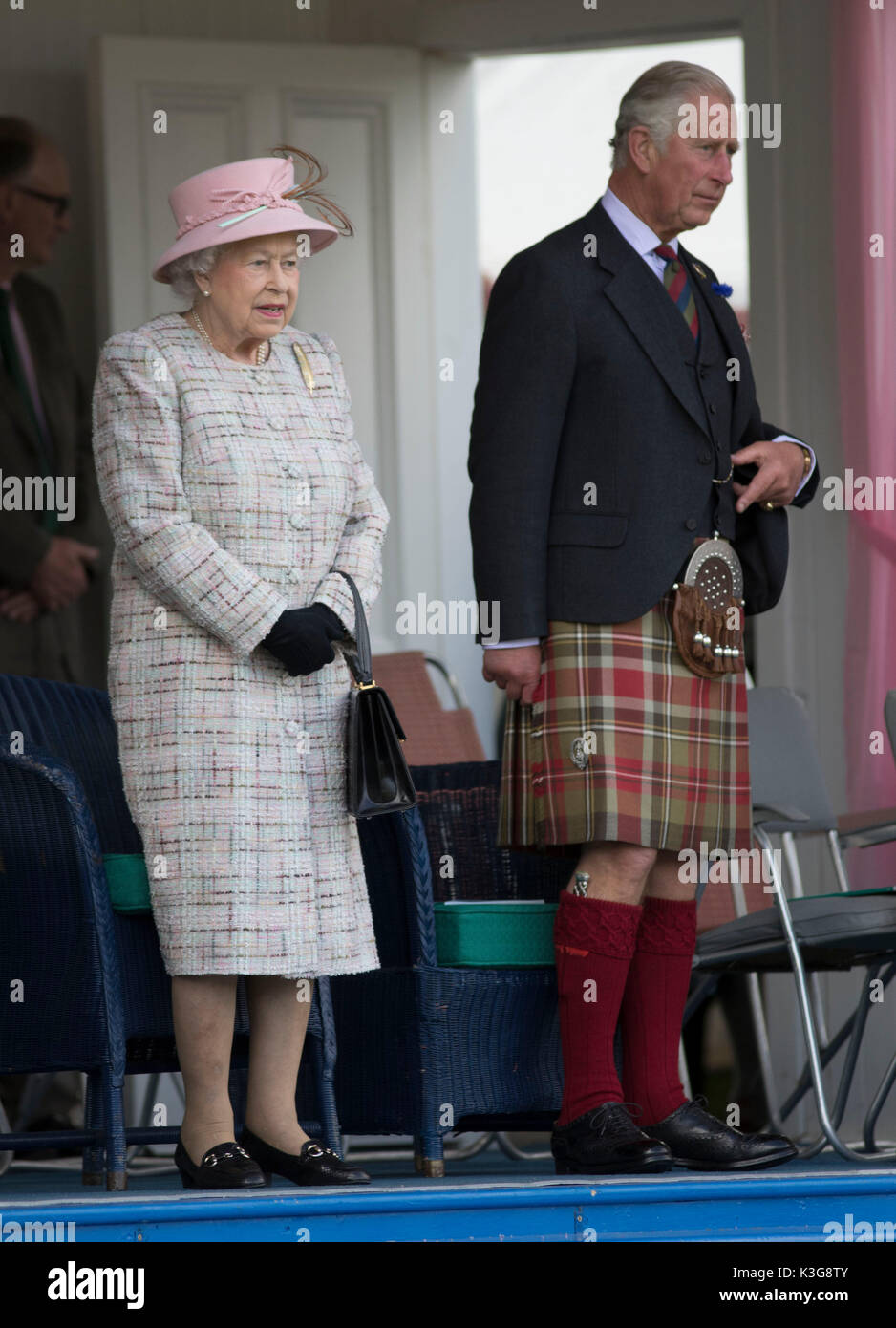 London, Großbritannien. 3. Sep 2017. Die britische Königin Elizabeth II. besucht die 2017 Braemar Gathering, eine jährliche traditionelle Schottische Highland Games in Braemar, Schottland, Sept. 2, 2017. Quelle: Xinhua/Alamy leben Nachrichten Stockfoto