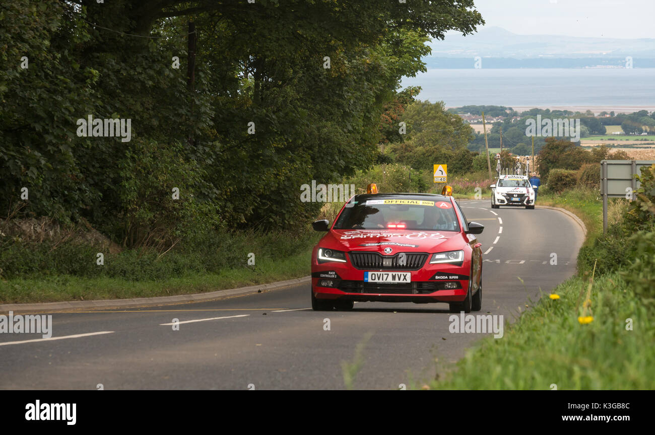 East Lothian, Schottland, Großbritannien, 3. September 2017. Führen Sie offizielle Autos vor der Hauptstelle der Radfahrer in der Tour of Britain Etappe 1 Radrennen, wie es über Byres Hill passiert Stockfoto
