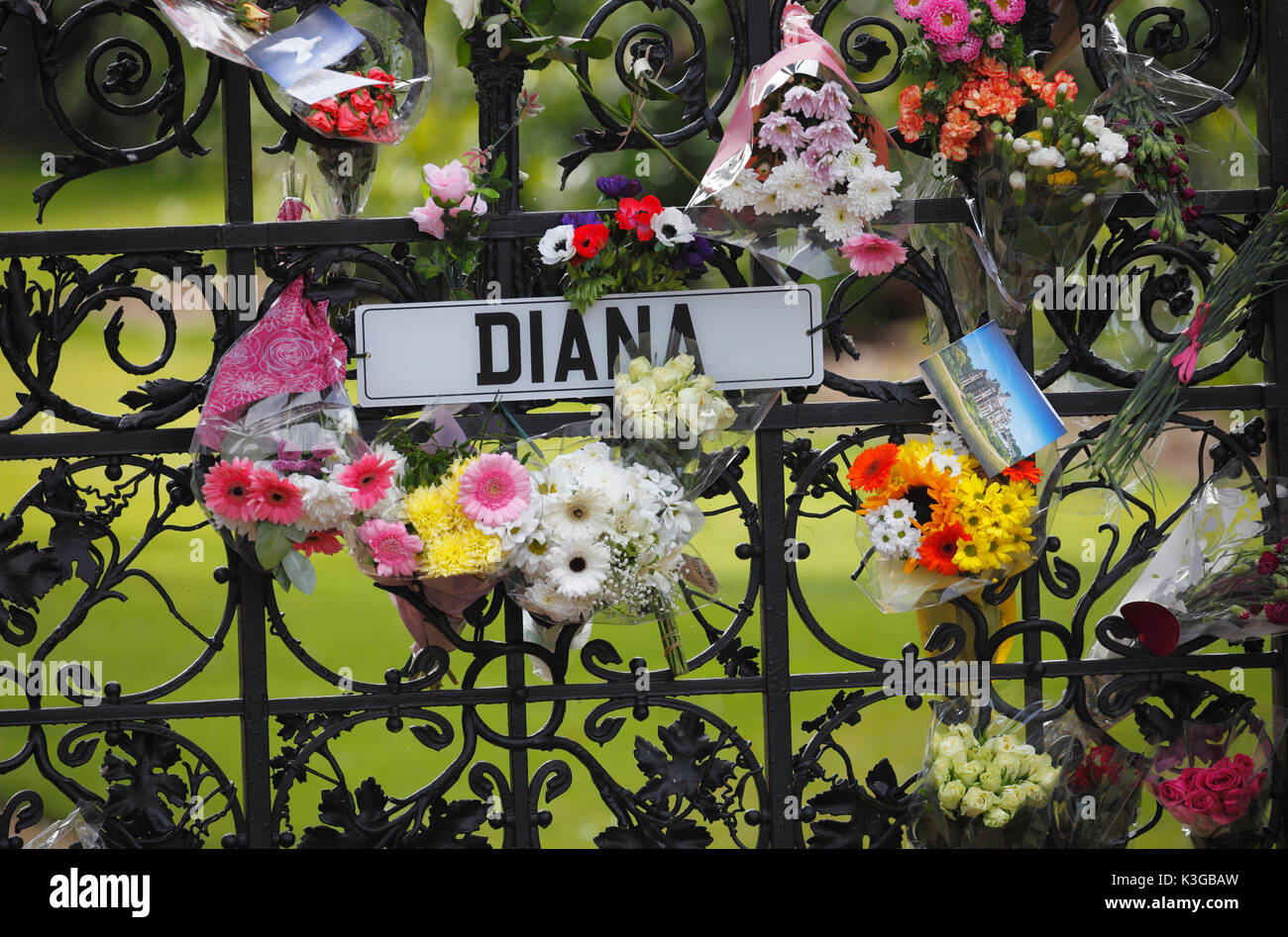 Sandringham, Norfolk, England, UK. 3. September 2017. Floral Tribute an der Norwich Gates in Sandringham House Kennzeichnung zwanzig Jahre nach dem Tod von Prinzessin Diana. Credit: Stuart Aylmer/Alamy leben Nachrichten Stockfoto