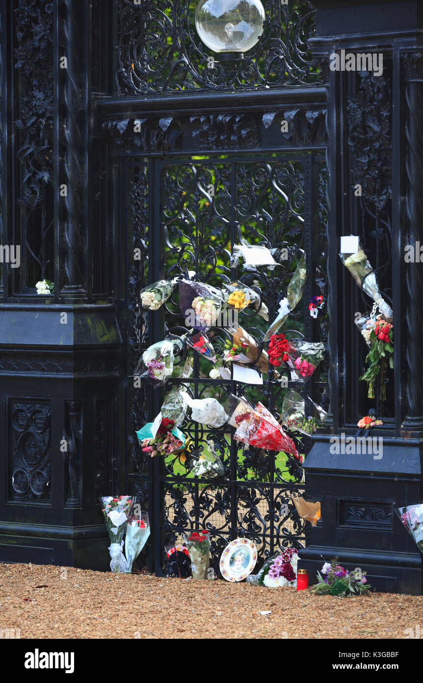 Sandringham, Norfolk, England, UK. 3. September 2017. Floral Tribute an der Norwich Gates in Sandringham House Kennzeichnung zwanzig Jahre nach dem Tod von Prinzessin Diana. Credit: Stuart Aylmer/Alamy leben Nachrichten Stockfoto