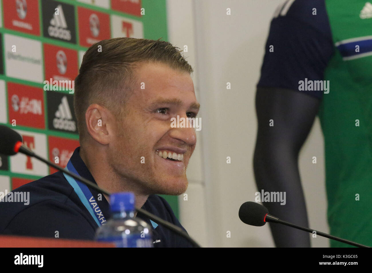 Nationale Fußball-Stadion im Windsor Park, Belfast, Nordirland. 03. September 2017. Nordirland Kapitän Steven Davis auf der heutigen Pressekonferenz. Nordirland spielen Ihre wichtigen WM-Qualifikationsspiel gegen die Tschechische Republik morgen Abend. Quelle: David Hunter/Alamy Leben Nachrichten. Stockfoto