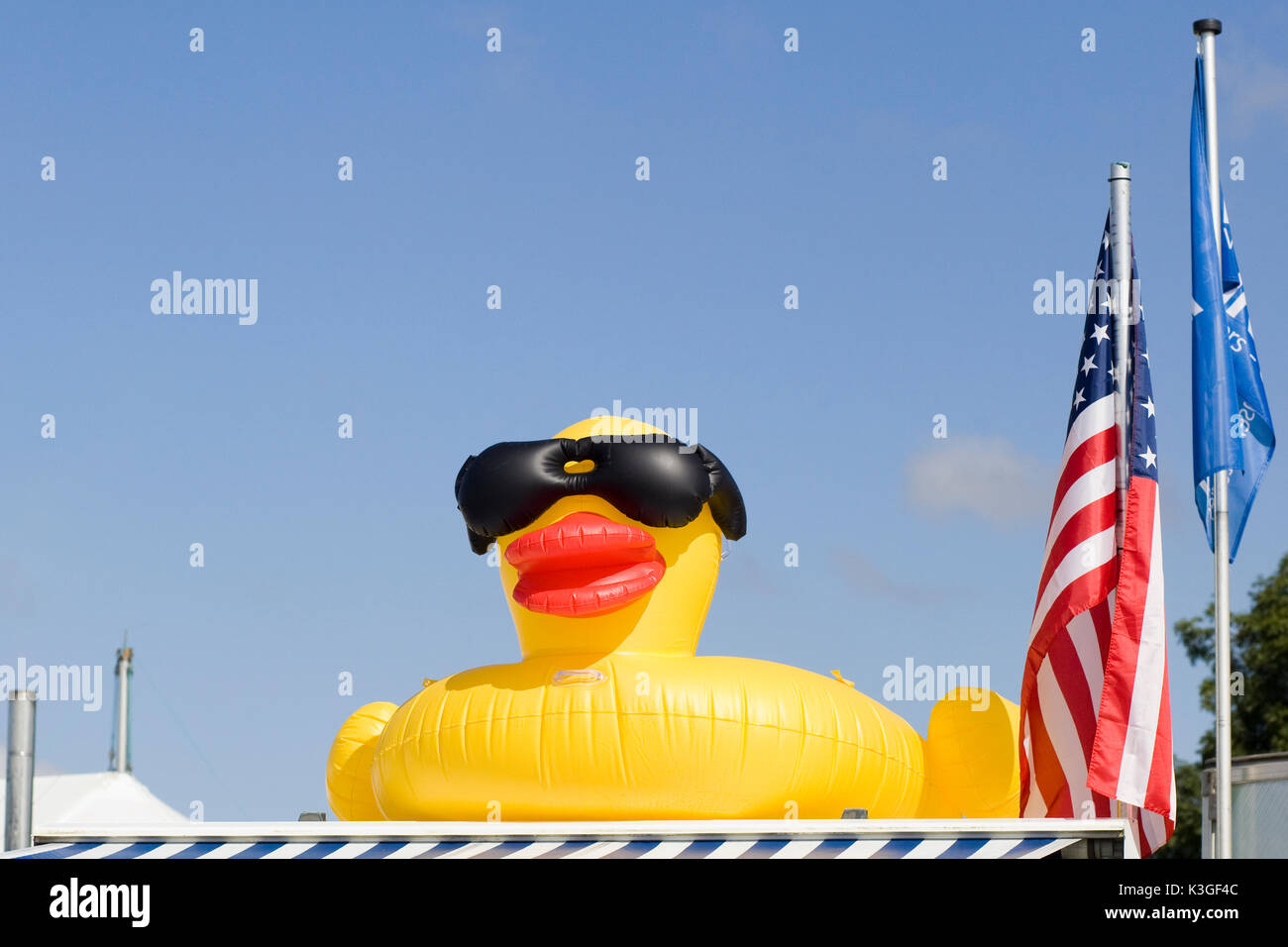 Aufblasbare Ente auf dem Dach eines Gebäudes mit der amerikanischen Flagge Stockfoto