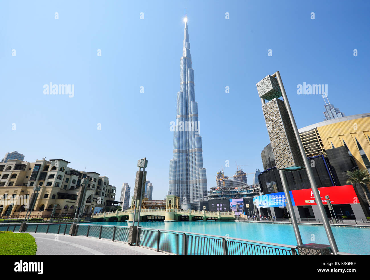 Dubai, Vereinigte Arabische Emirate - Okt 7, 2016: Downtown Dubai mit dem Burj Khalifa Tower. diesem Wolkenkratzer ist der höchste Mann-Struktur in der Welt gemacht, Stockfoto