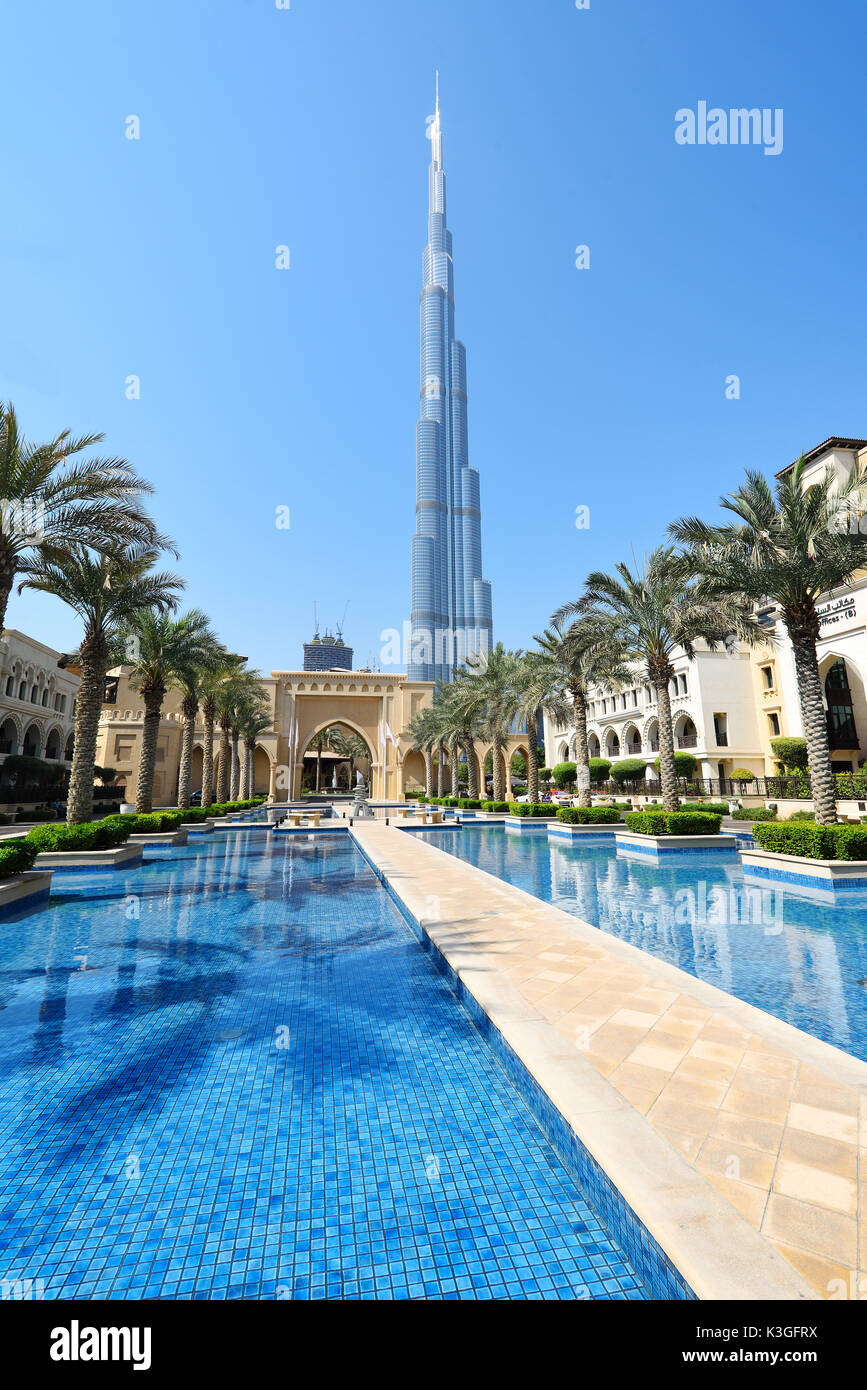 Dubai, Vereinigte Arabische Emirate - Okt 7, 2016: Dubai Downtown Burj Khalifa Tower mit Hintergrund Stockfoto