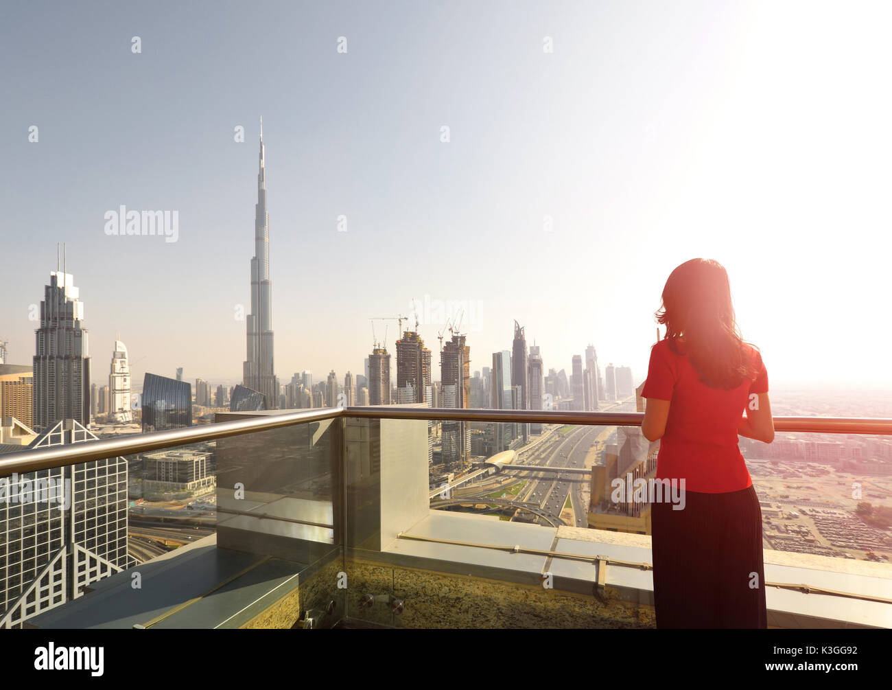 Asiatische Frau mit Blick auf das Stadtbild von Dubai Stockfoto