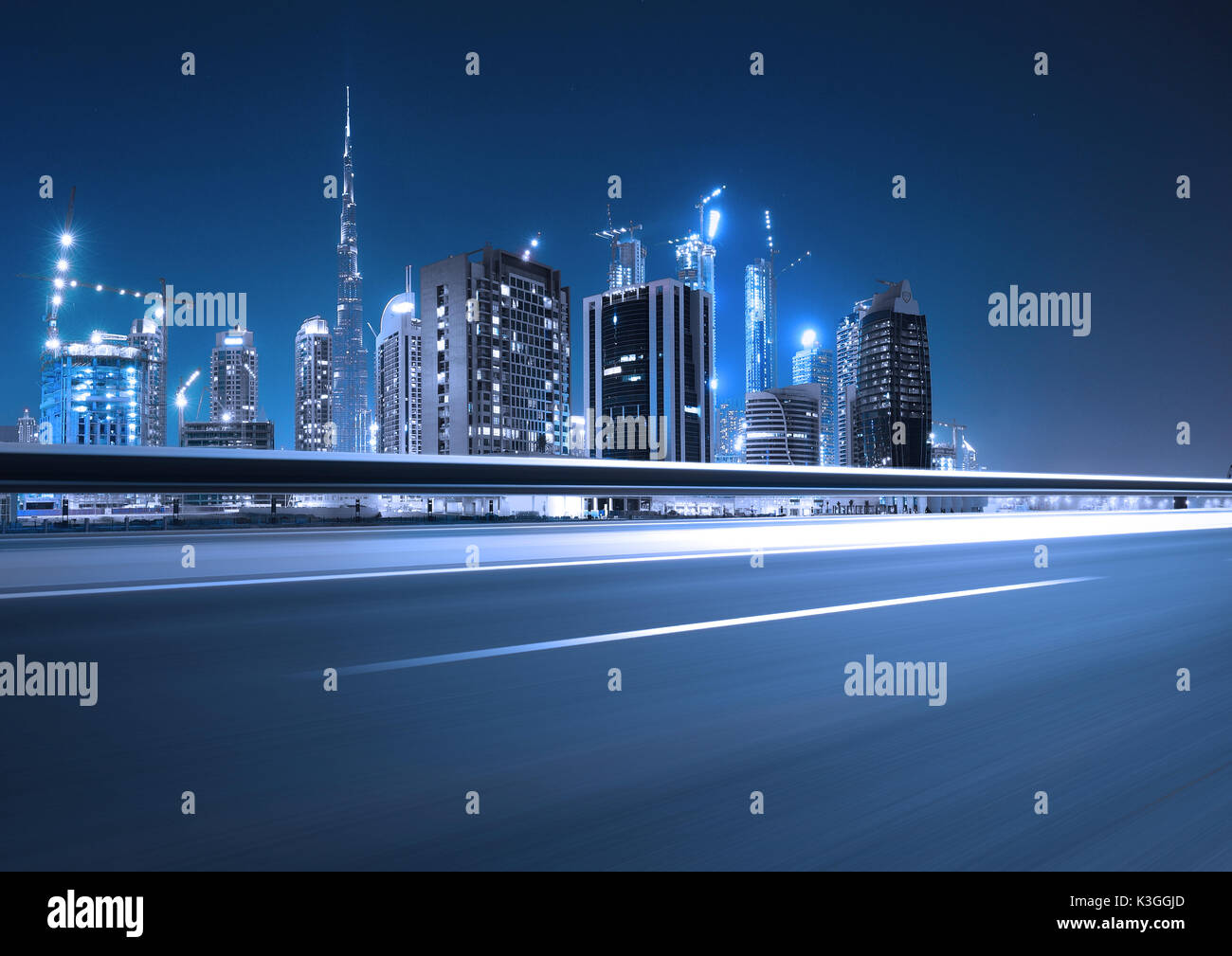 Urban Asphalt mit Skyline von Dubai Hintergrund bei Nacht Stockfoto