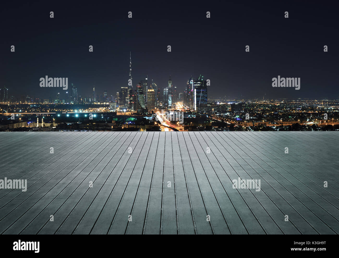Holzterrasse mit Skyline von Dubai bei Nacht Stockfoto