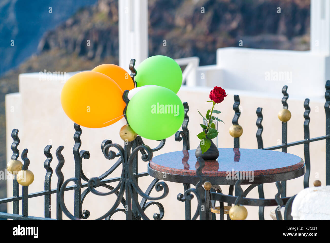 Tabelle Street Restaurant und Ballons Stockfoto
