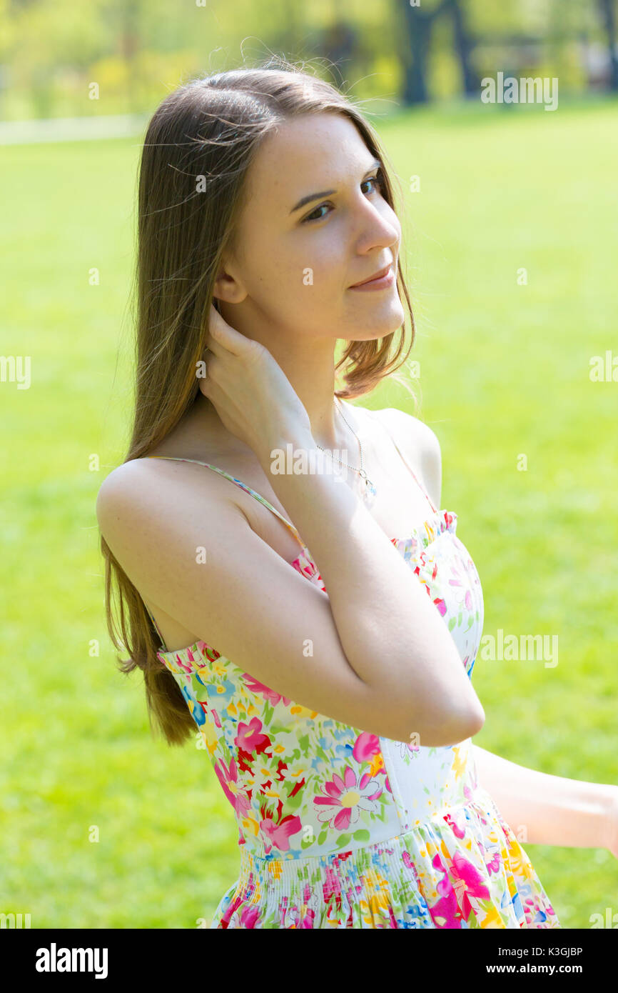 Kopf Outdoor Portrait einer Brünette schlanke Mädchen mit langen Haaren in der Natur Stockfoto